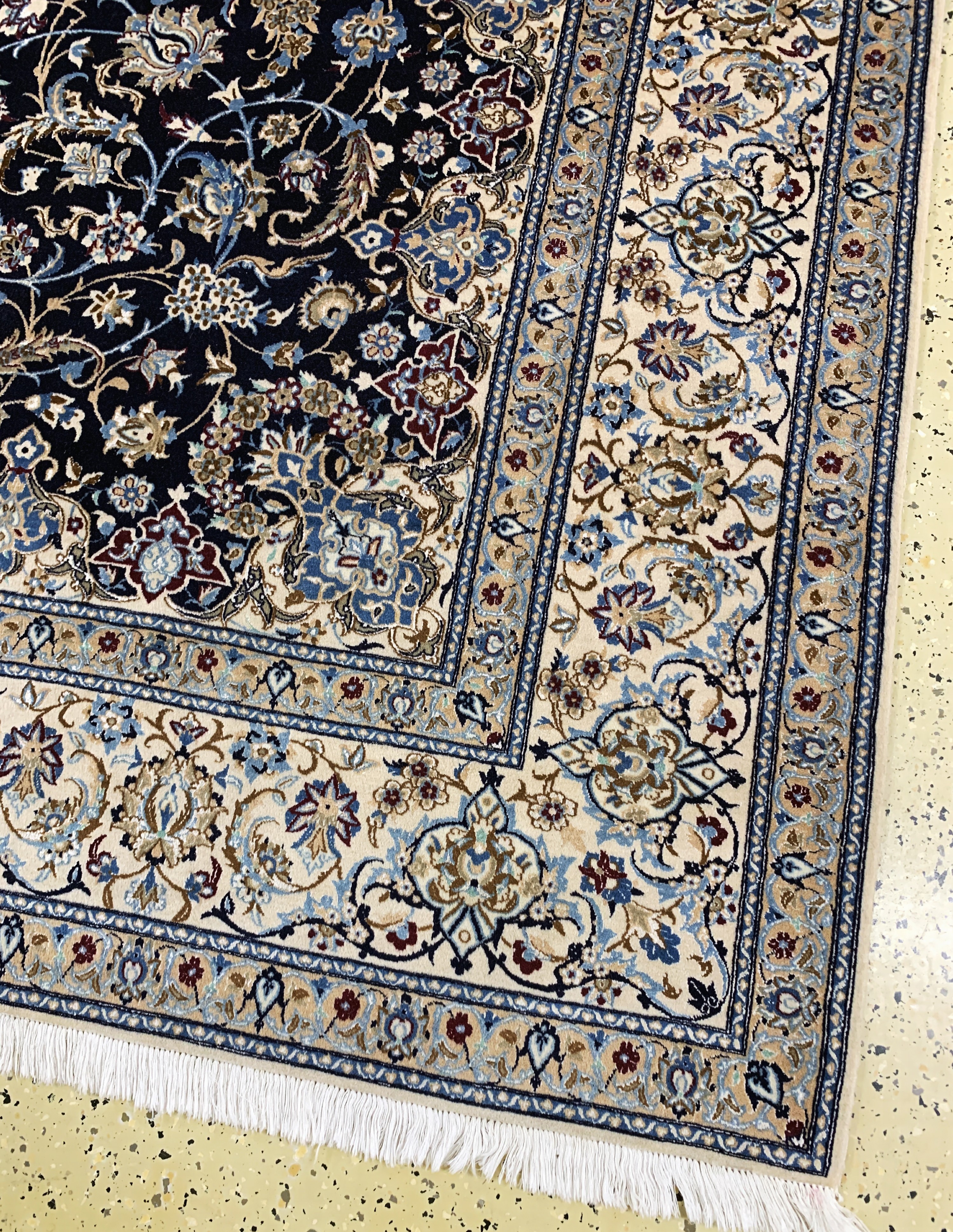 Detail a: Nain fein(6 La), Persien, Mitte 20.Jhd, Korkwolle mit Seide, ca. 307 x 213 cm, ca. 1,0Mio. Kn/qm, EHZ: 2,(eine Seite Fransen erneuert)