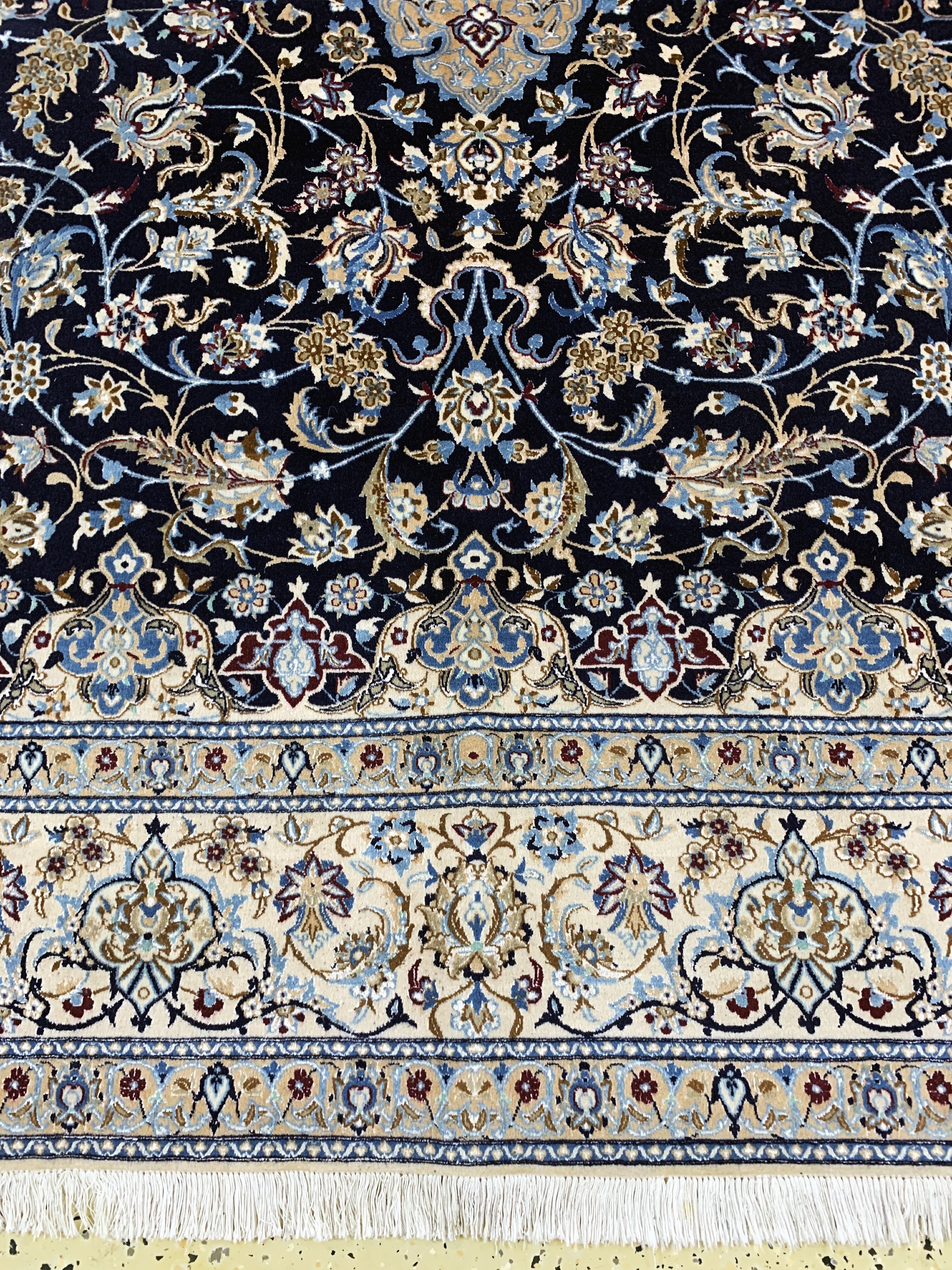 Detail b: Nain fein(6 La), Persien, Mitte 20.Jhd, Korkwolle mit Seide, ca. 307 x 213 cm, ca. 1,0Mio. Kn/qm, EHZ: 2,(eine Seite Fransen erneuert)
