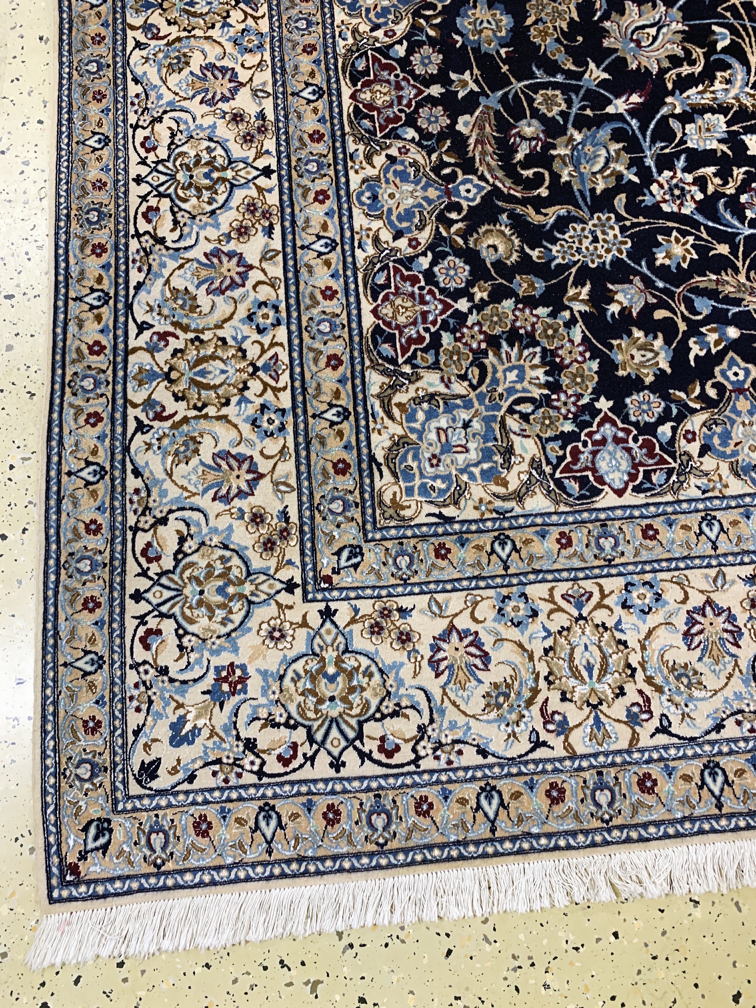 Detail c: Nain fein(6 La), Persien, Mitte 20.Jhd, Korkwolle mit Seide, ca. 307 x 213 cm, ca. 1,0Mio. Kn/qm, EHZ: 2,(eine Seite Fransen erneuert)