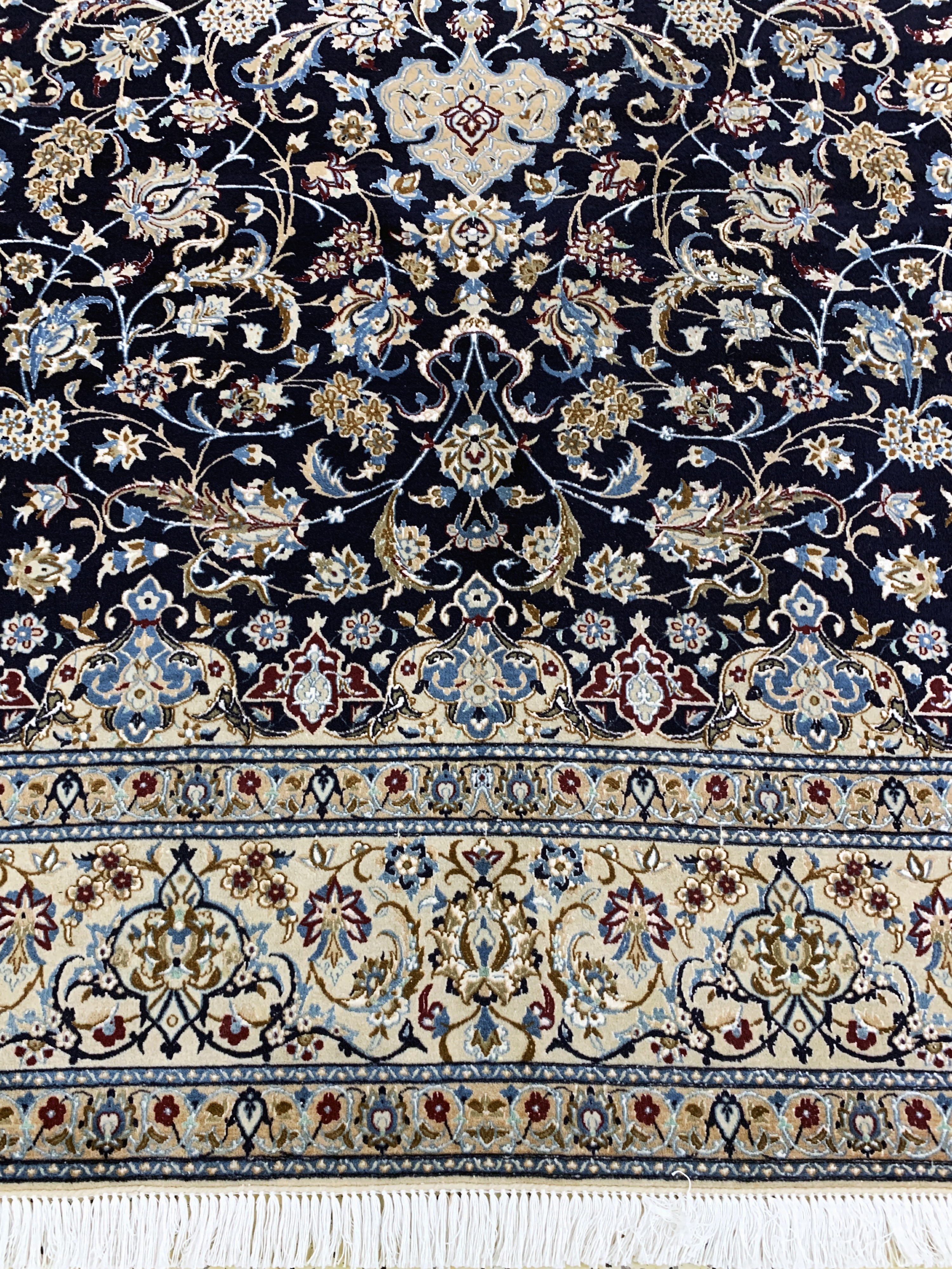 Detail i: Nain fein(6 La), Persien, Mitte 20.Jhd, Korkwolle mit Seide, ca. 307 x 213 cm, ca. 1,0Mio. Kn/qm, EHZ: 2,(eine Seite Fransen erneuert)
