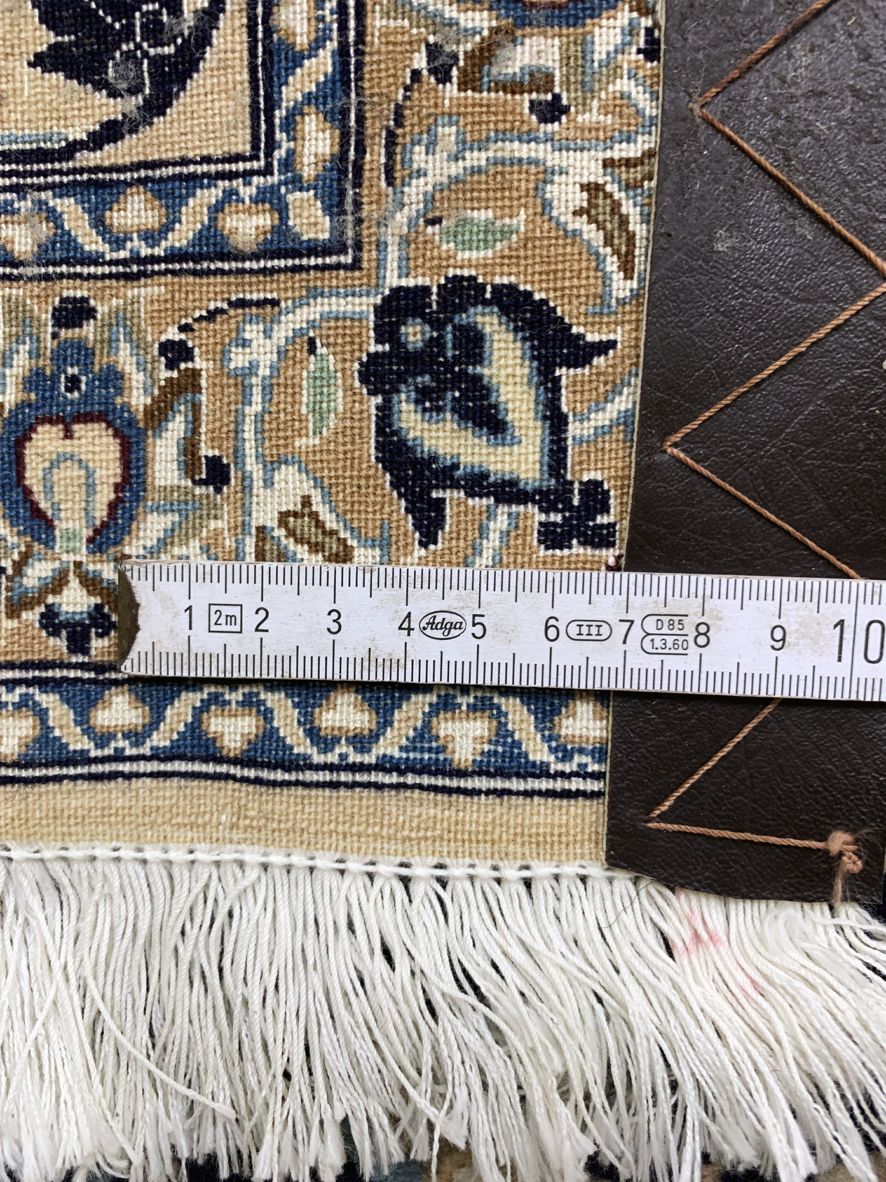 Detail j: Nain fein(6 La), Persien, Mitte 20.Jhd, Korkwolle mit Seide, ca. 307 x 213 cm, ca. 1,0Mio. Kn/qm, EHZ: 2,(eine Seite Fransen erneuert)