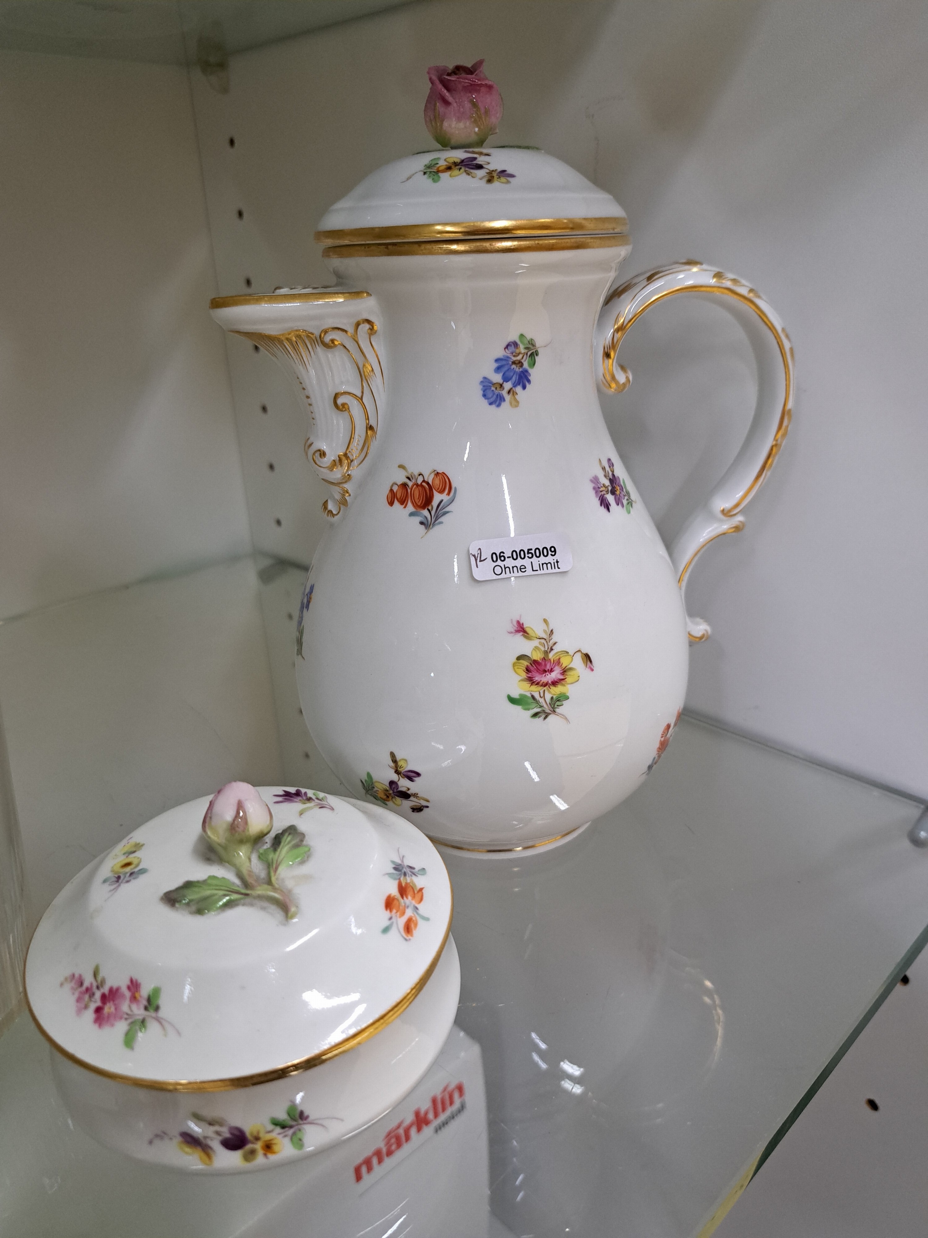 Detail a: Kaffeekanne und Zuckerdose, Streublümchen, Meissen, Knaufzeit, Porzellan, handbemalt, Goldstaffage, plastische Deckelröschen (min. best.), Alterssp.