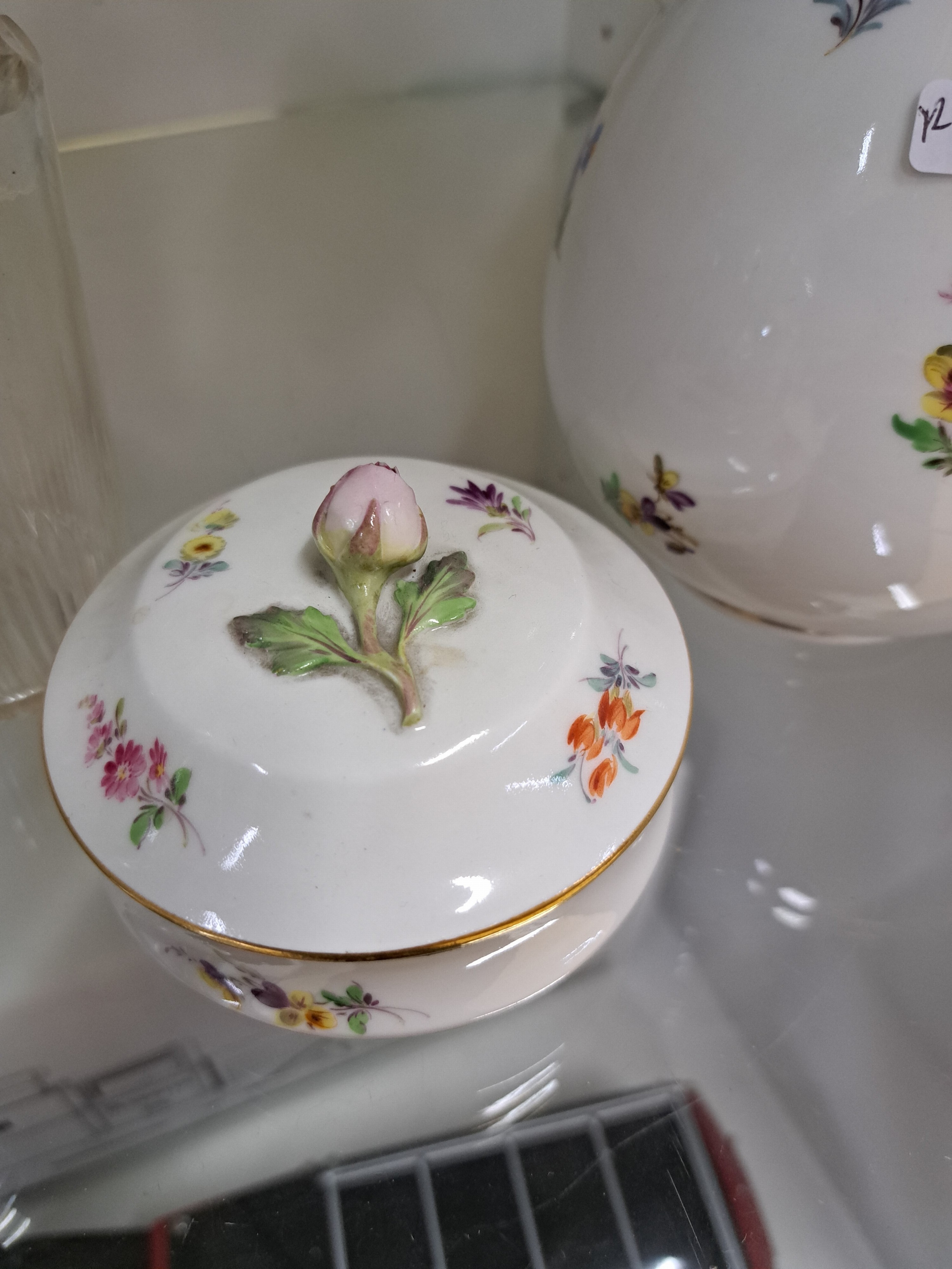 Detail b: Kaffeekanne und Zuckerdose, Streublümchen, Meissen, Knaufzeit, Porzellan, handbemalt, Goldstaffage, plastische Deckelröschen (min. best.), Alterssp.