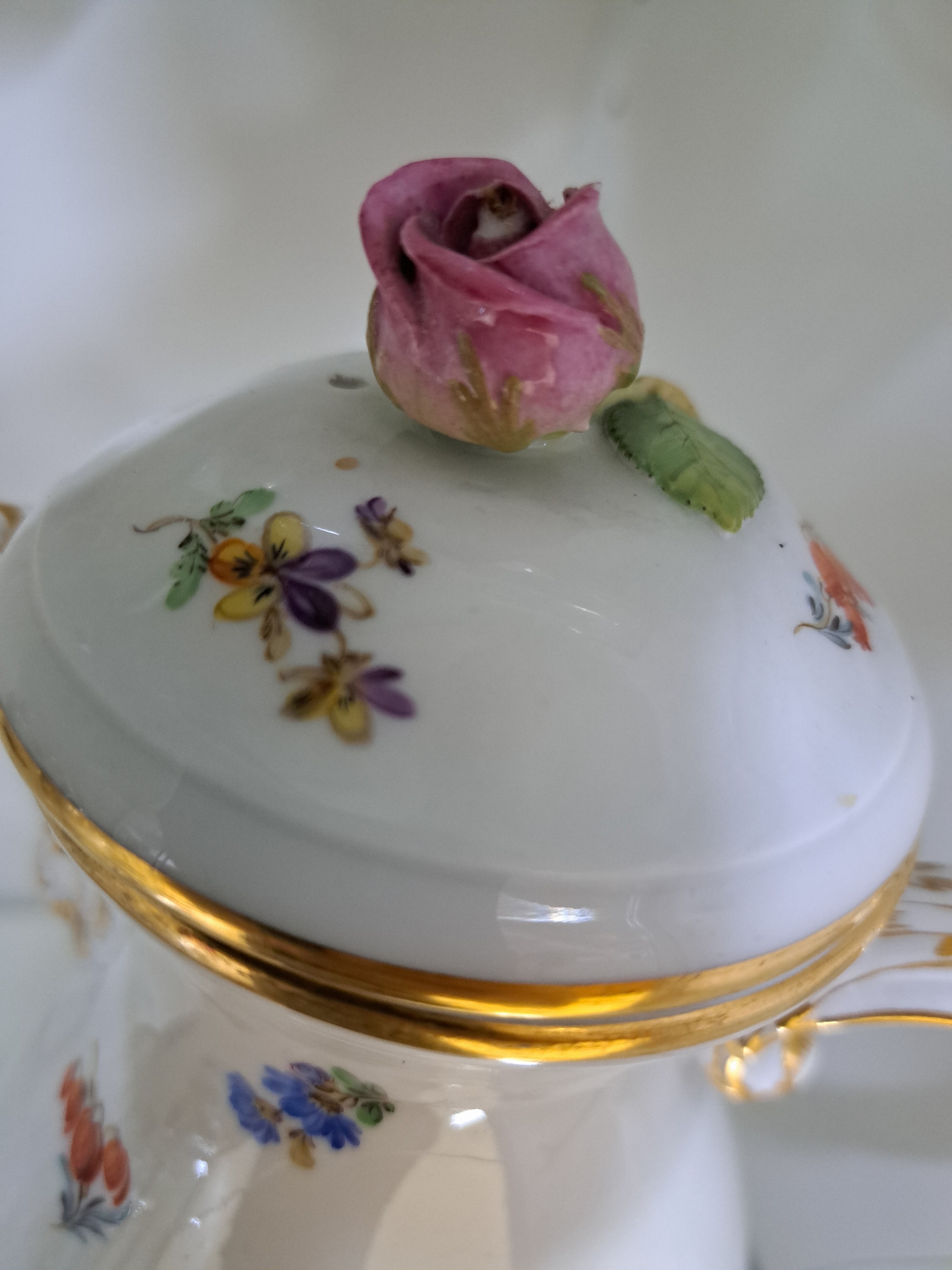 Detail c: Kaffeekanne und Zuckerdose, Streublümchen, Meissen, Knaufzeit, Porzellan, handbemalt, Goldstaffage, plastische Deckelröschen (min. best.), Alterssp.