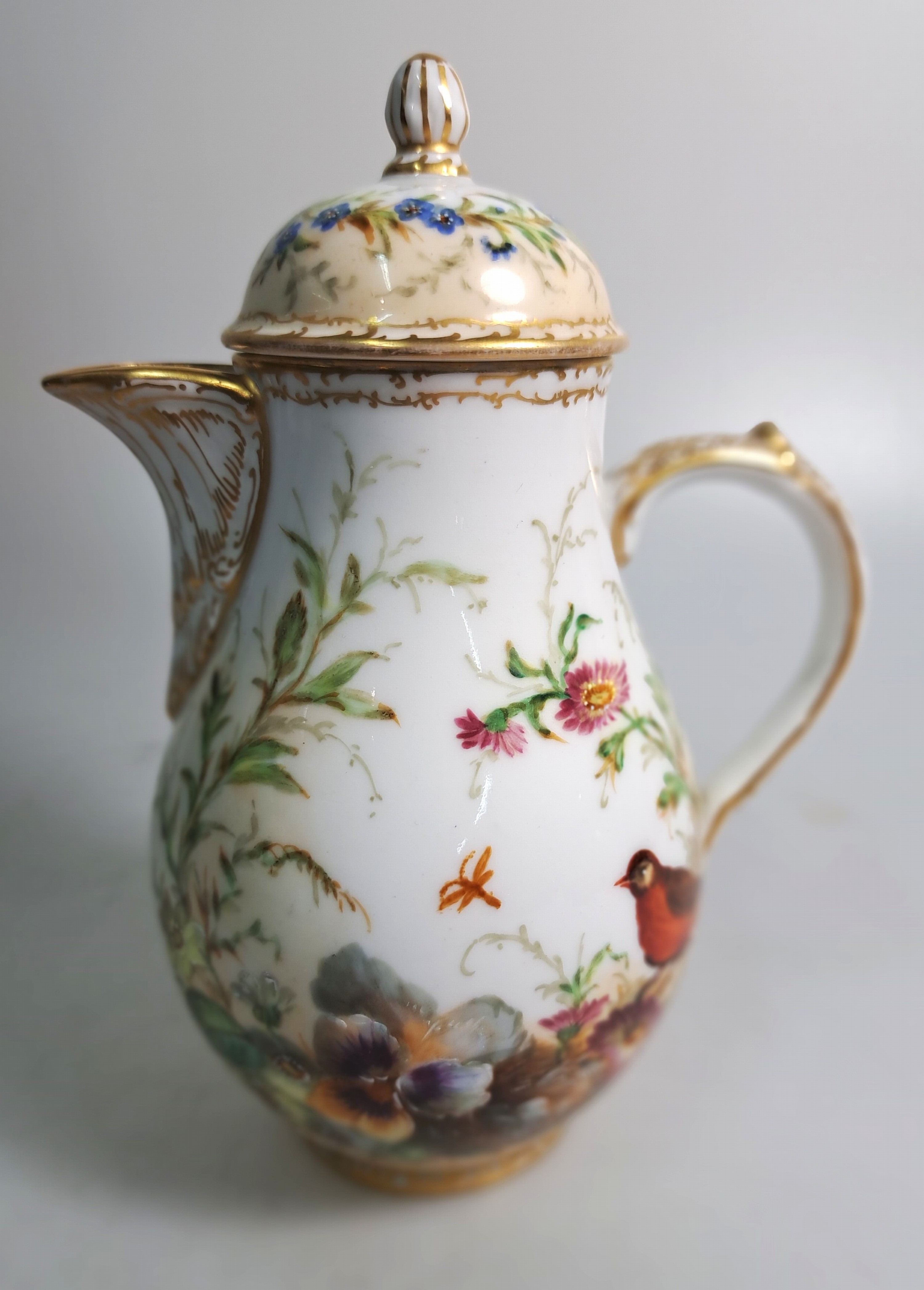 Detail a: Mokkakanne und Zuckerdose, KPM Berlin, 20.Jh. , Porzellan, Goldstaffage, feine wohl Unikate, Malerei mit Singvögeln und Nestern zwischen ...