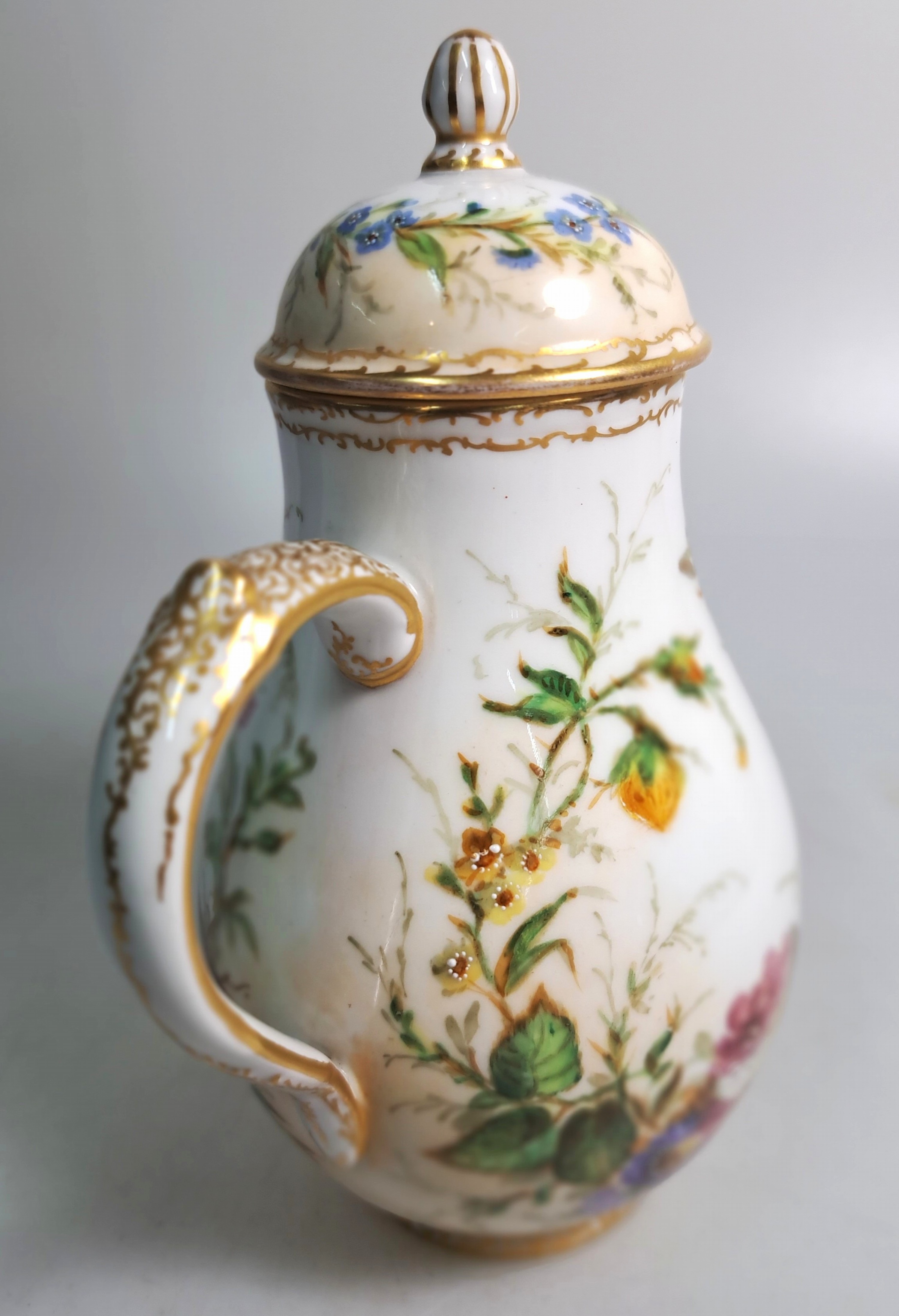 Detail b: Mokkakanne und Zuckerdose, KPM Berlin, 20.Jh. , Porzellan, Goldstaffage, feine wohl Unikate, Malerei mit Singvögeln und Nestern zwischen ...