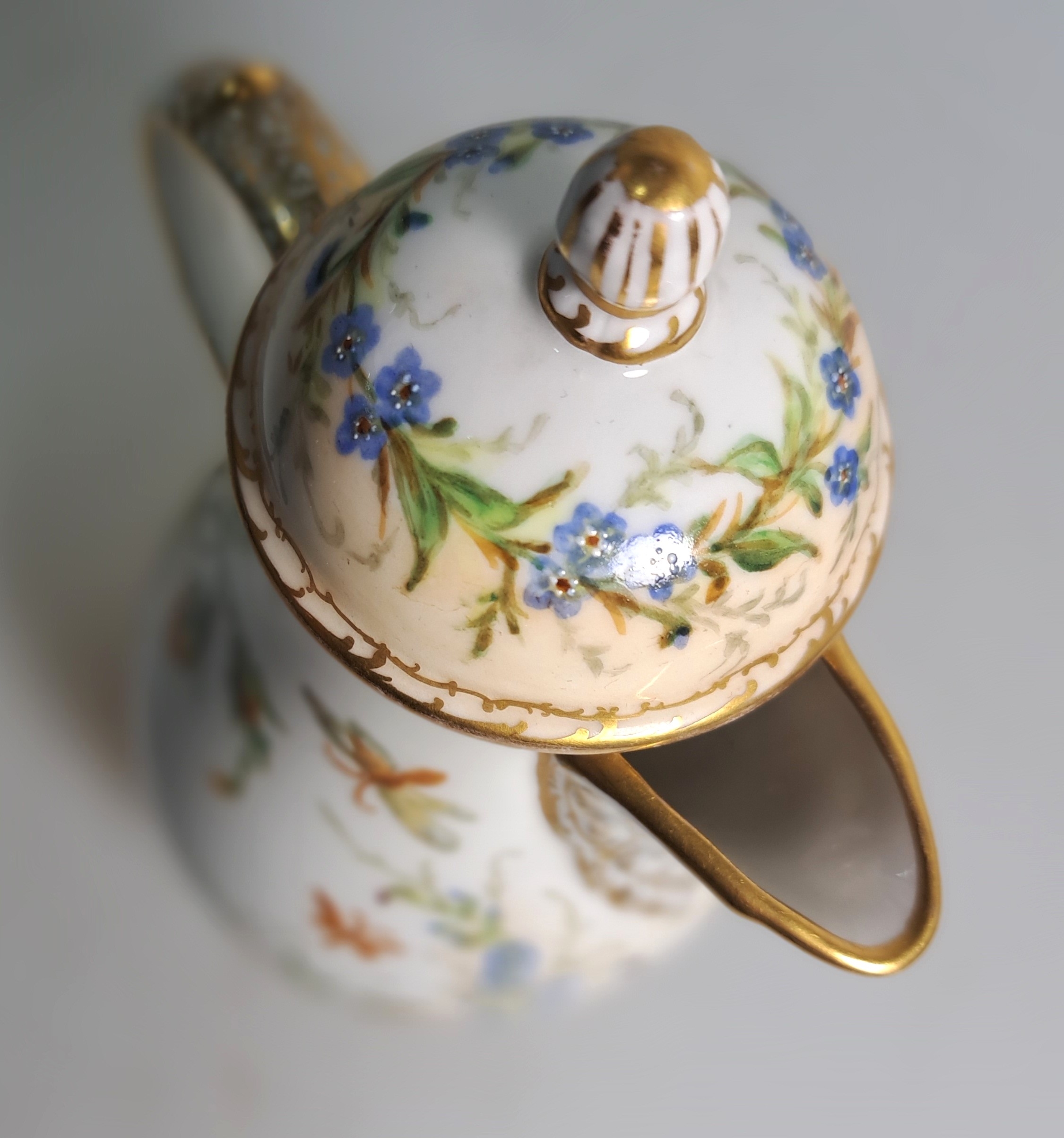 Detail c: Mokkakanne und Zuckerdose, KPM Berlin, 20.Jh. , Porzellan, Goldstaffage, feine wohl Unikate, Malerei mit Singvögeln und Nestern zwischen ...