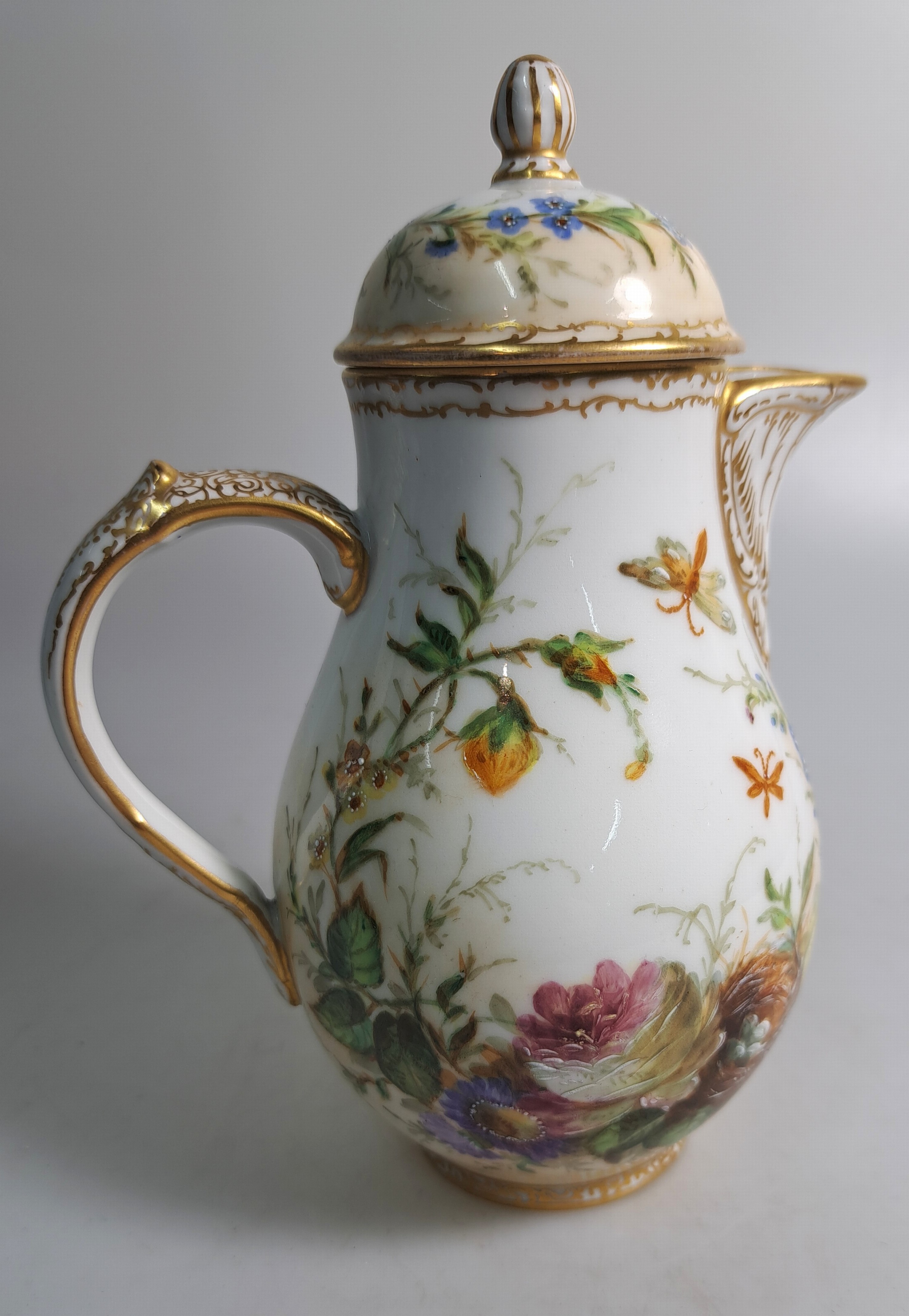 Detail d: Mokkakanne und Zuckerdose, KPM Berlin, 20.Jh. , Porzellan, Goldstaffage, feine wohl Unikate, Malerei mit Singvögeln und Nestern zwischen ...
