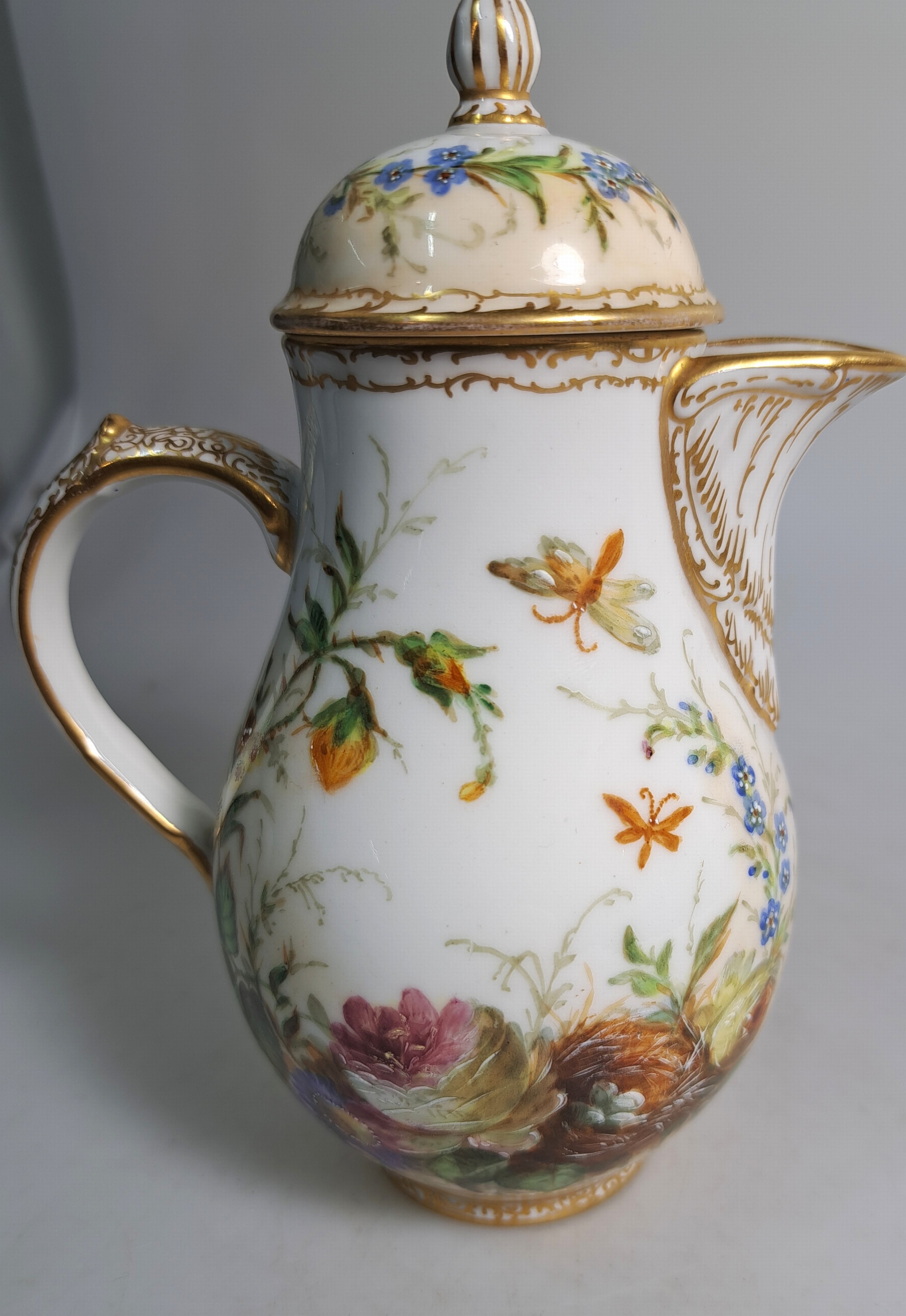 Detail e: Mokkakanne und Zuckerdose, KPM Berlin, 20.Jh. , Porzellan, Goldstaffage, feine wohl Unikate, Malerei mit Singvögeln und Nestern zwischen ...