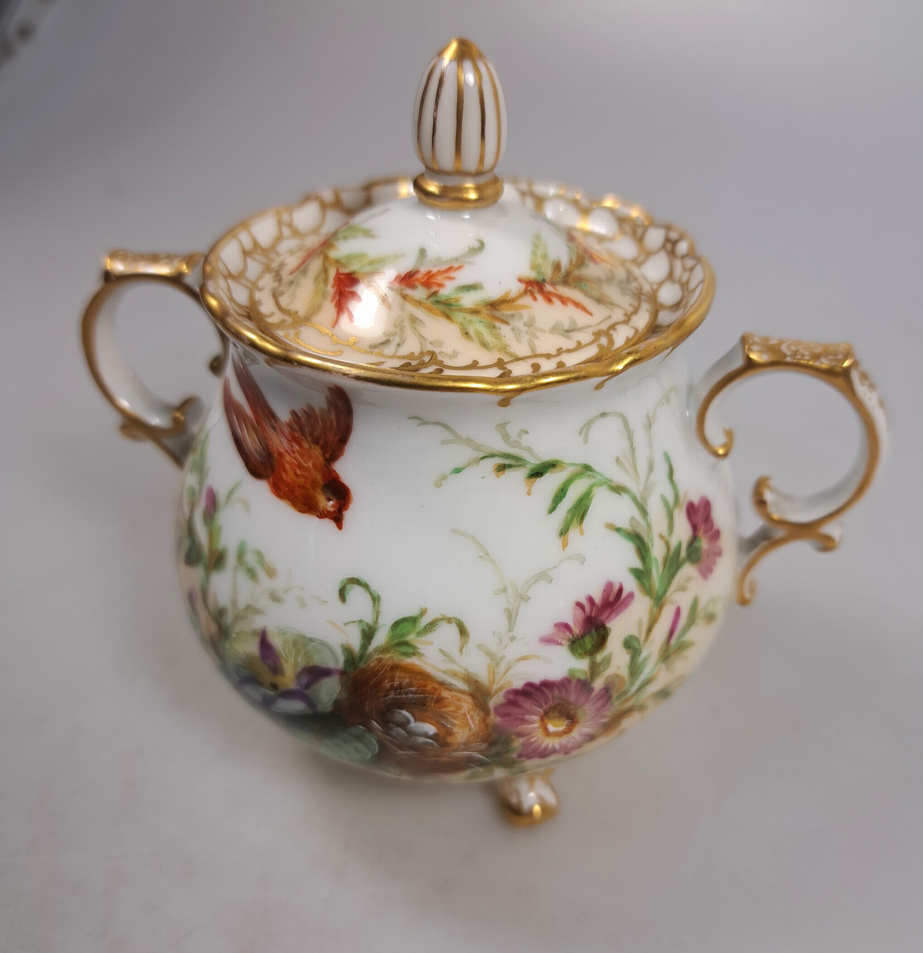Detail i: Mokkakanne und Zuckerdose, KPM Berlin, 20.Jh. , Porzellan, Goldstaffage, feine wohl Unikate, Malerei mit Singvögeln und Nestern zwischen ...