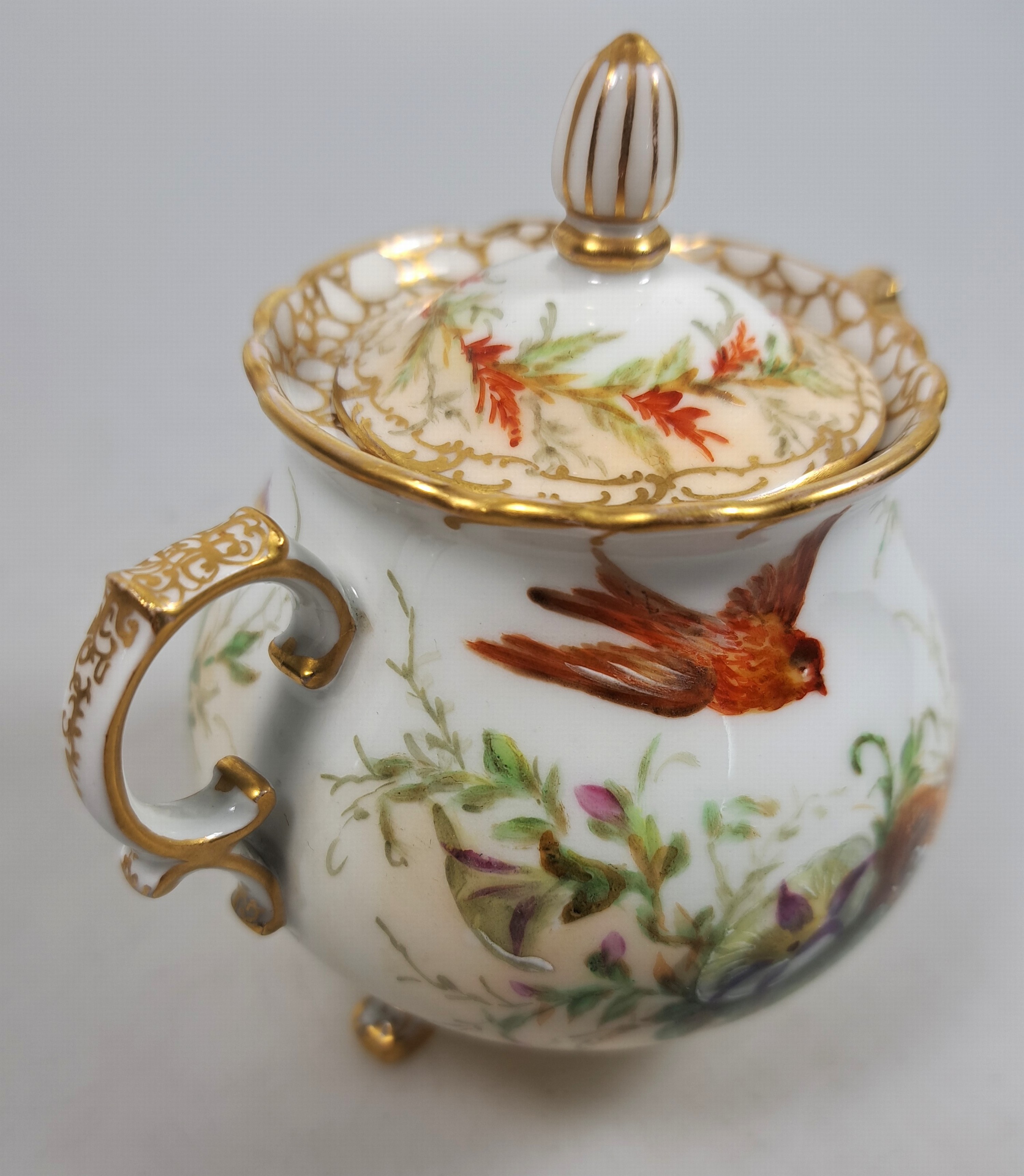 Detail j: Mokkakanne und Zuckerdose, KPM Berlin, 20.Jh. , Porzellan, Goldstaffage, feine wohl Unikate, Malerei mit Singvögeln und Nestern zwischen ...