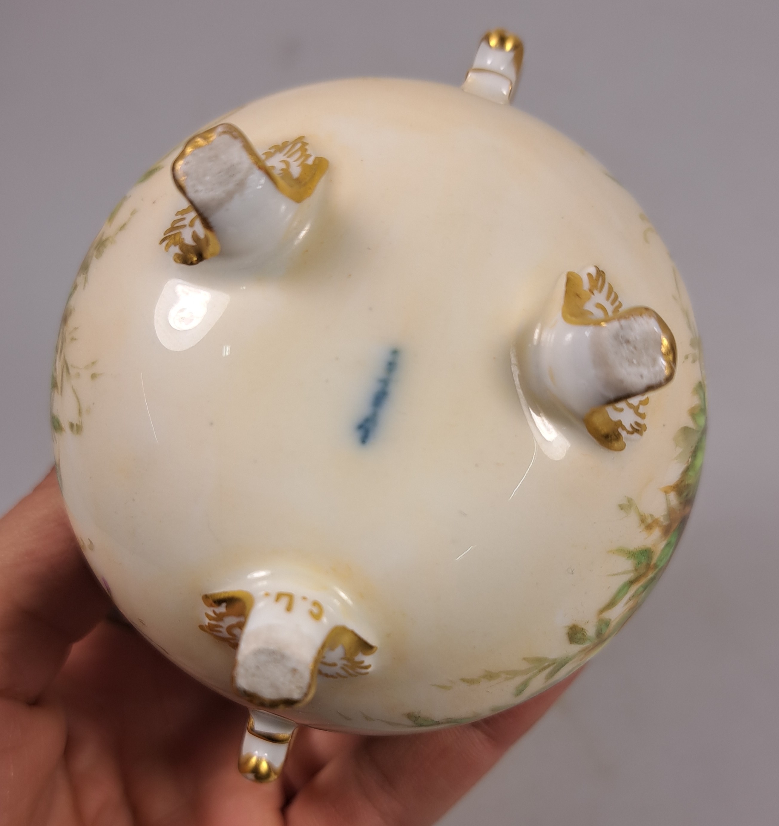Detail k: Mokkakanne und Zuckerdose, KPM Berlin, 20.Jh. , Porzellan, Goldstaffage, feine wohl Unikate, Malerei mit Singvögeln und Nestern zwischen ...