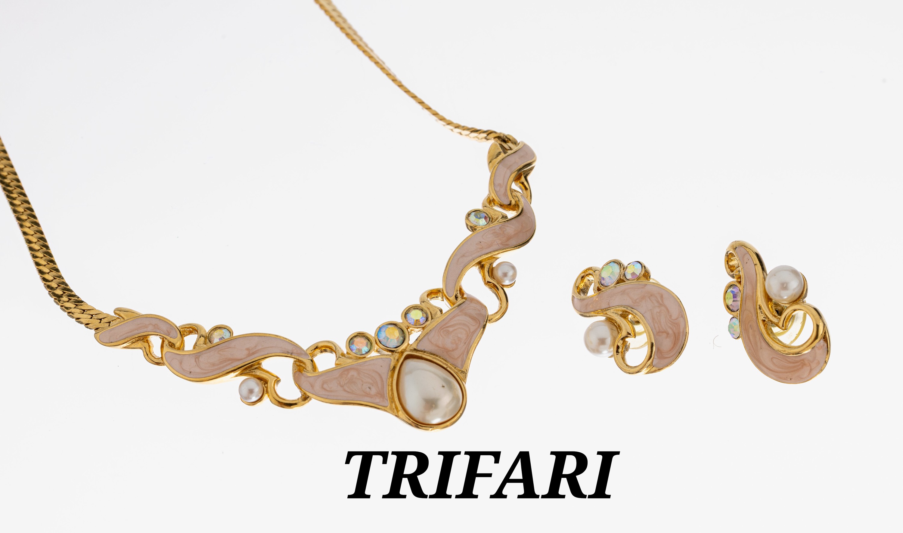 Image 27045089 - TRIFARI Modeschmuckset, USA um 1950er Jahre, Metall verg., sign., best. aus: Collier, ...