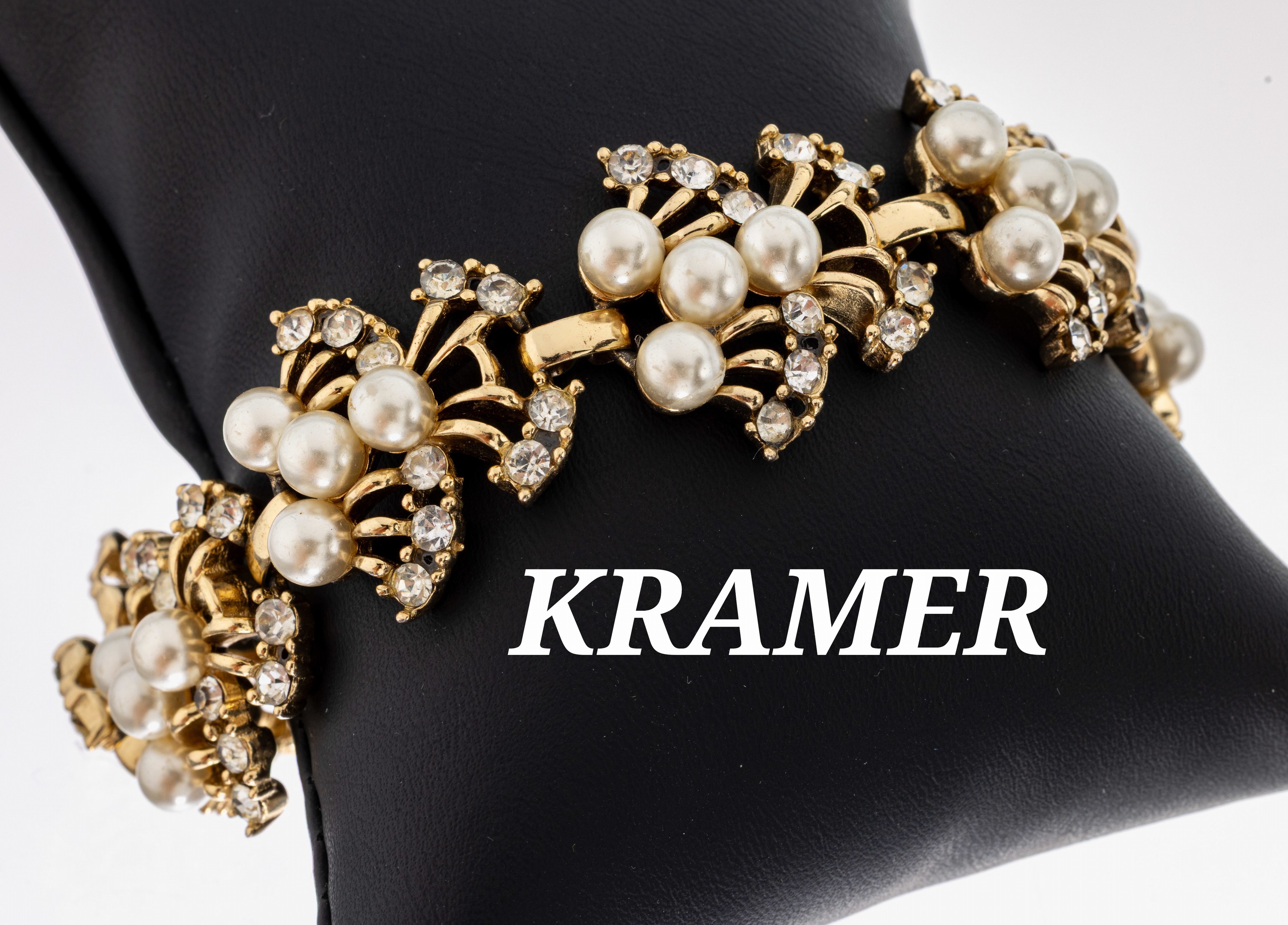 Image 27045090 - KRAMER Modeschmuck Armband, USA um 1955-60, sign., farbl. Strassbes., weißer ...