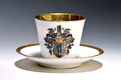 Image Studentika- Tasse mit UT, KPM Berlin, um 1850, Porzellan, Goldrand, feine farbige ...