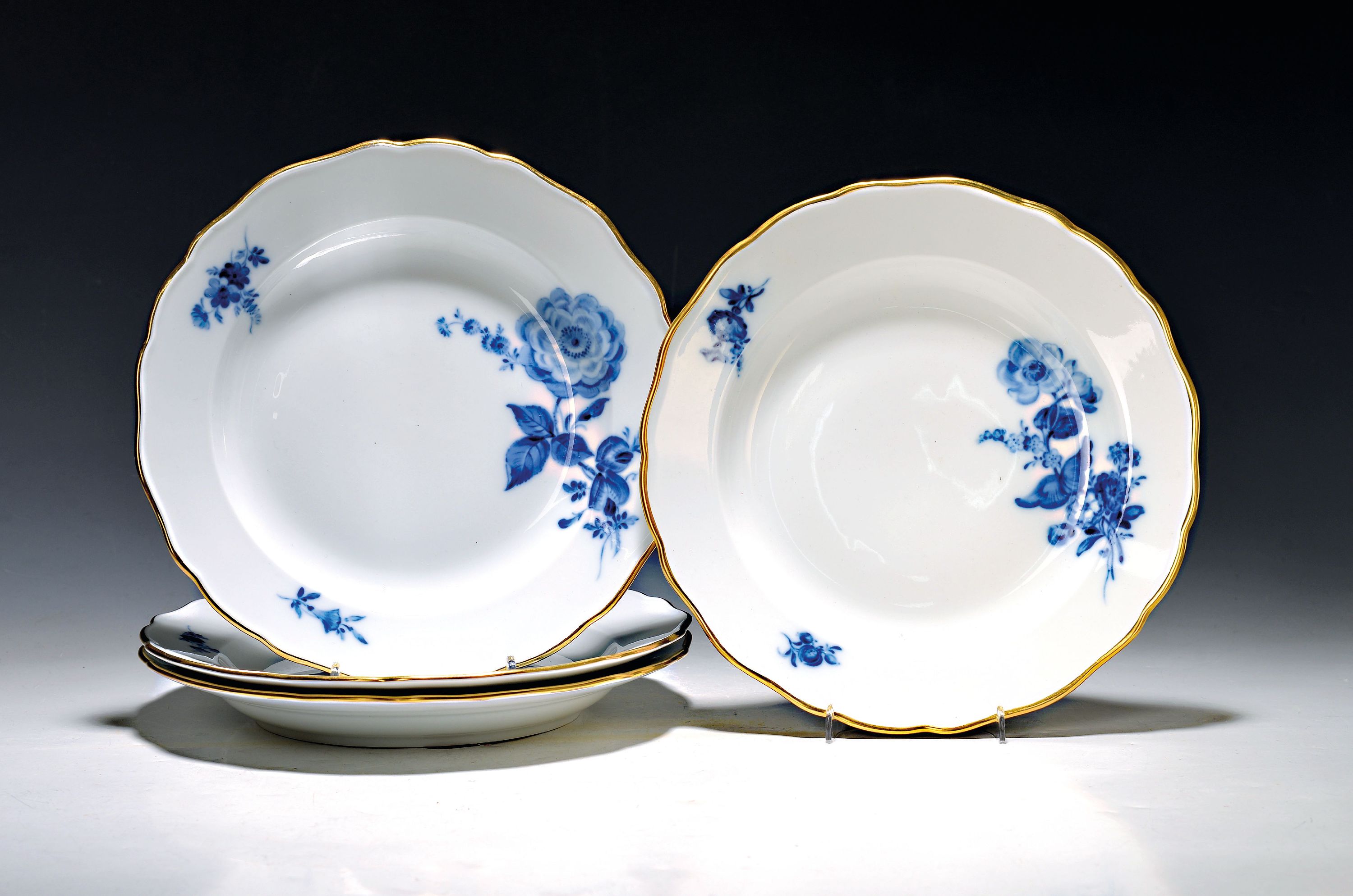 Image 27045677 - 4 Speiseteller, Meissen, 20. Jh., 1. Wahl, Dekor blaue Blume unter der Glasur, Goldrand, ...