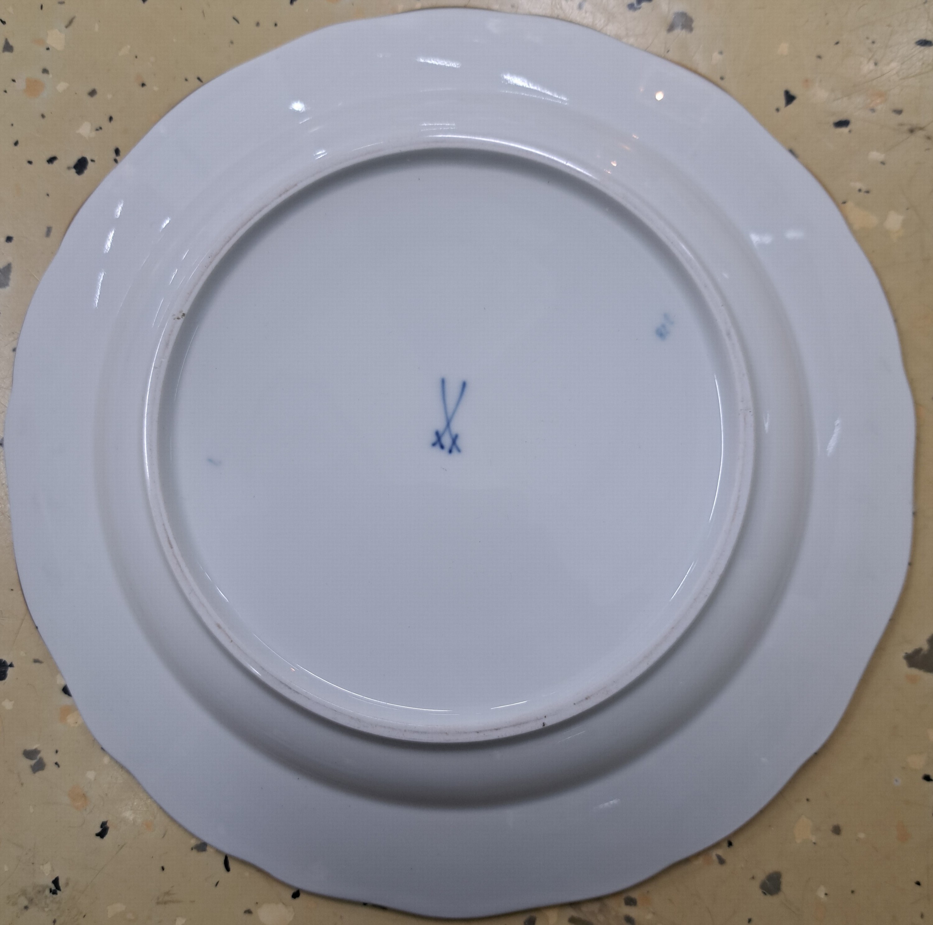 Detail a: 4 Speiseteller, Meissen, 20. Jh., 1. Wahl, Dekor blaue Blume unter der Glasur, Goldrand, D. ca. 25cm