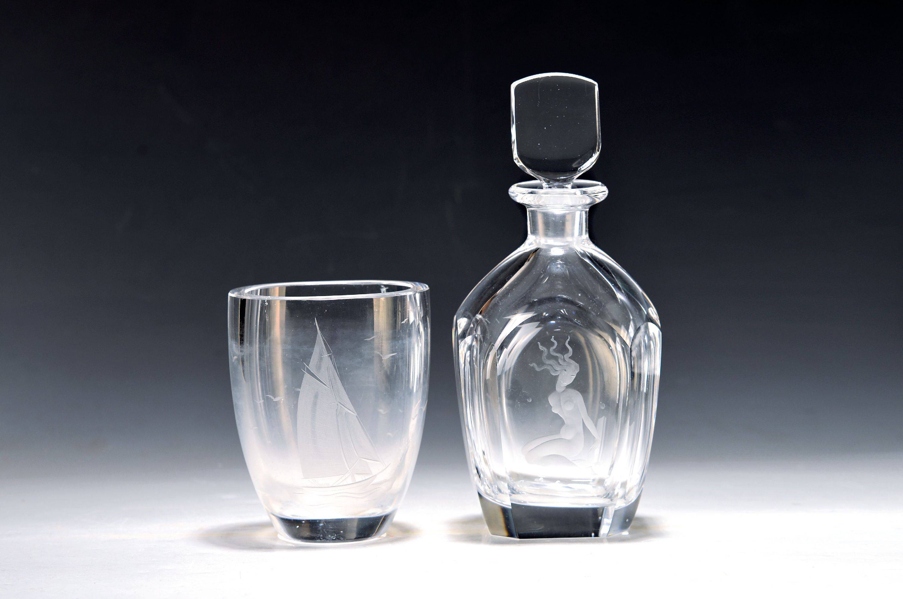 Image 27045686 - 2 Teile Glas, Orrefors, 20. Jh., 1 x kleine Karaffe, gravierter Frauenakt, H. ca. 22cm, ...