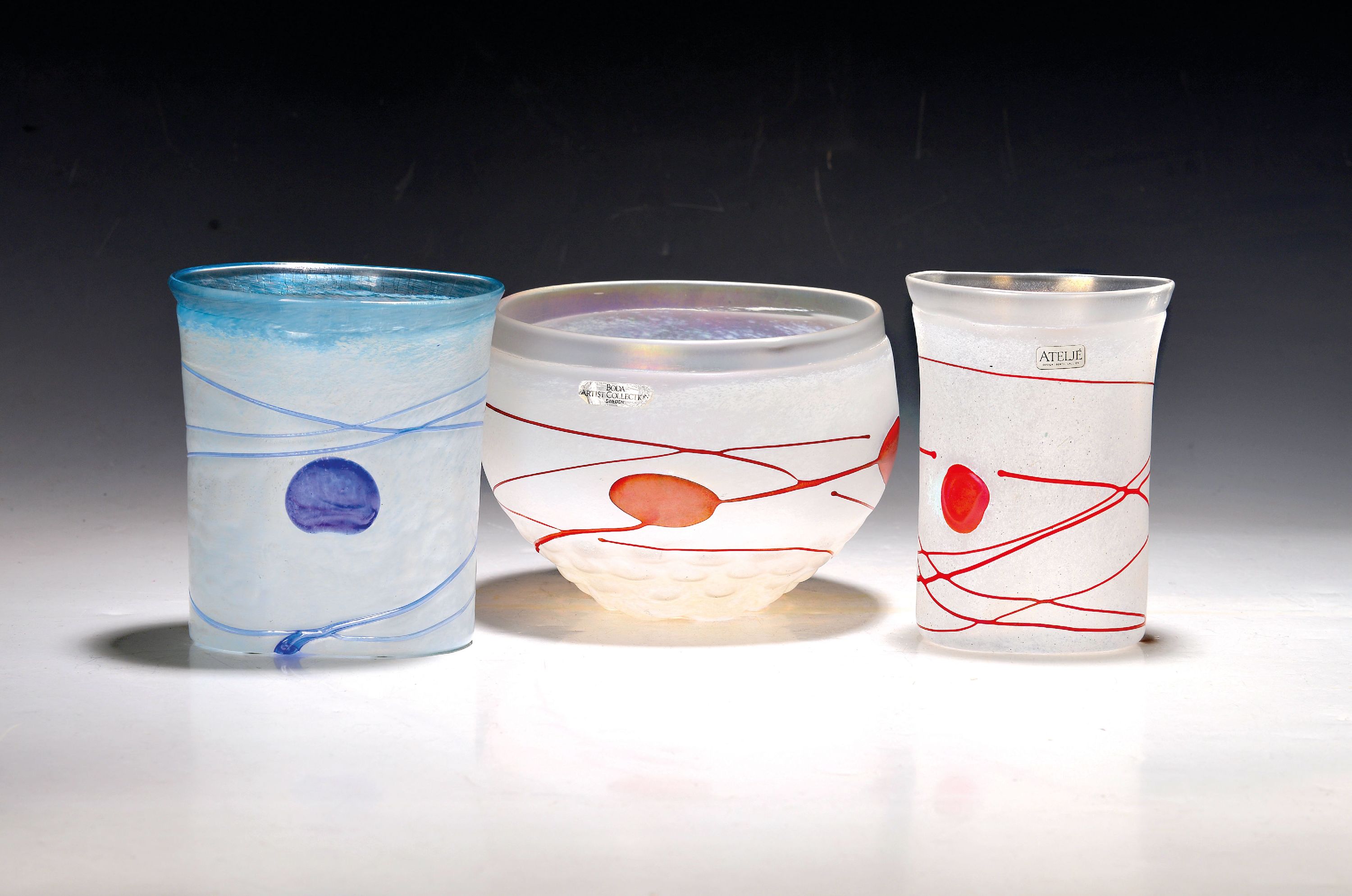 Image 27045688 - 3 Vasen, Kosta Boda Schweden, Atelier Vallien, opak-weißer Überfang mit blauen bzw. ...