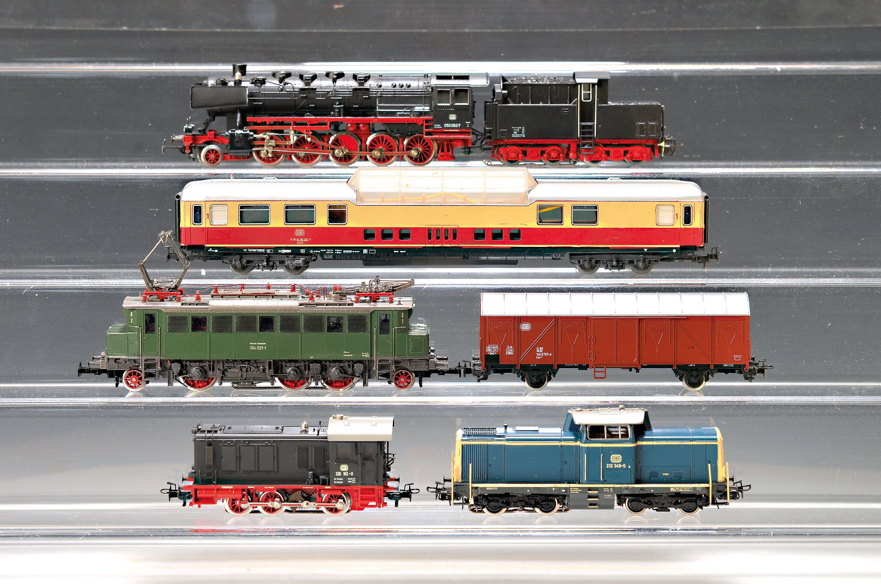 Image 27045692 - Konvolut Modelleisenbahnen: Märklin Spur H0, Bj. Loks 1974-1986, Wägen 1975-1988, ...