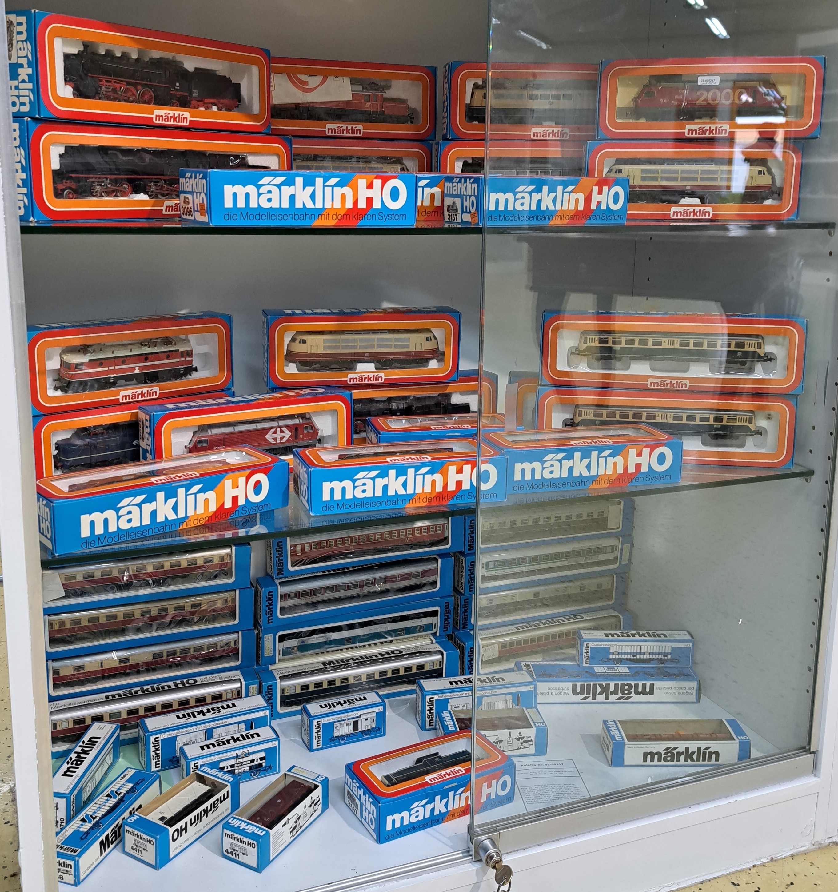 Detail b: Konvolut Modelleisenbahnen: Märklin Spur H0, Bj. Loks 1974-1986, Wägen 1975-1988, Diesel -/E-Loks 3041, 3049, 2x 3054, 3057, 3058, 3146, 3147, ...