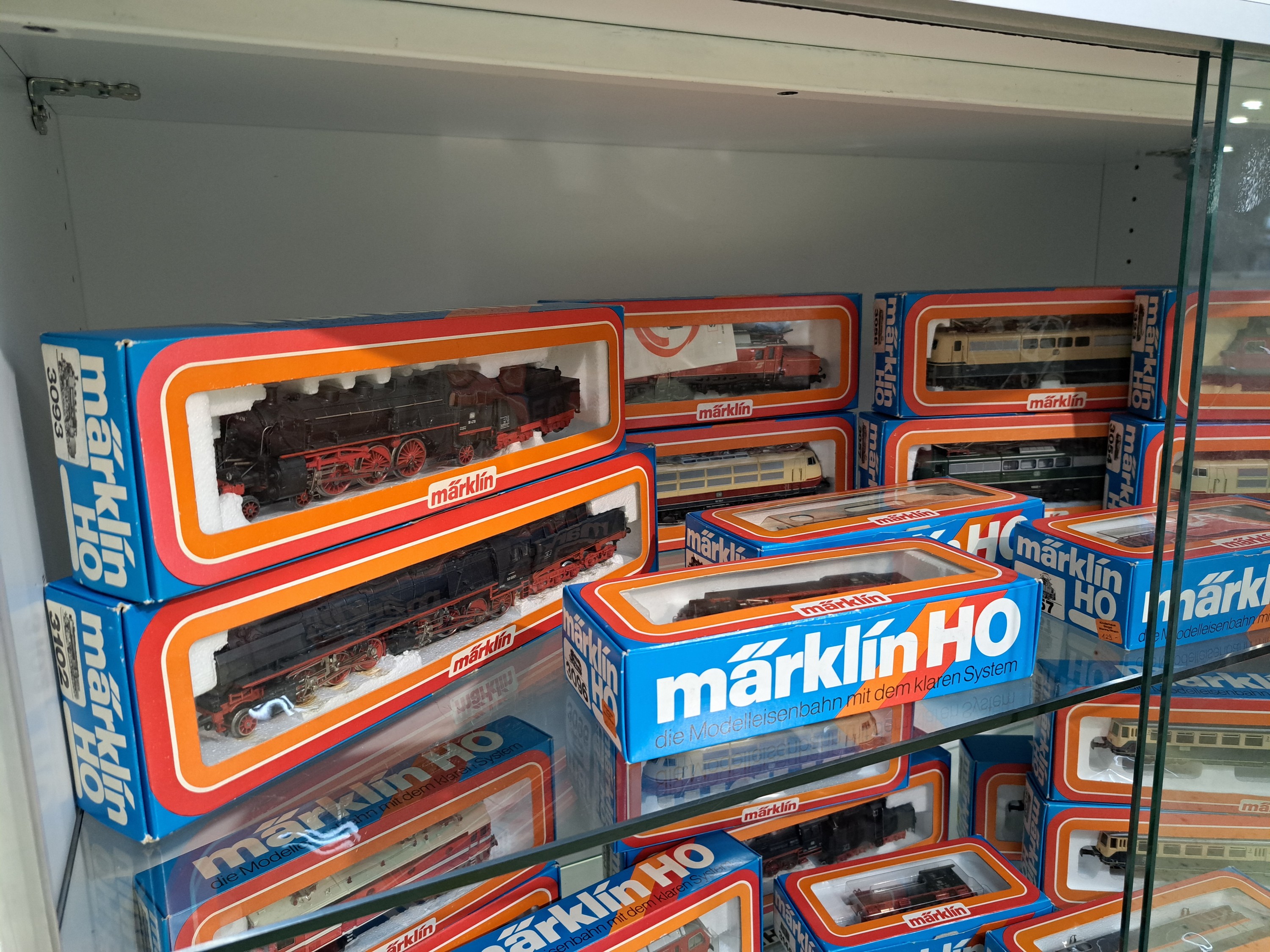 Detail c: Konvolut Modelleisenbahnen: Märklin Spur H0, Bj. Loks 1974-1986, Wägen 1975-1988, Diesel -/E-Loks 3041, 3049, 2x 3054, 3057, 3058, 3146, 3147, ...