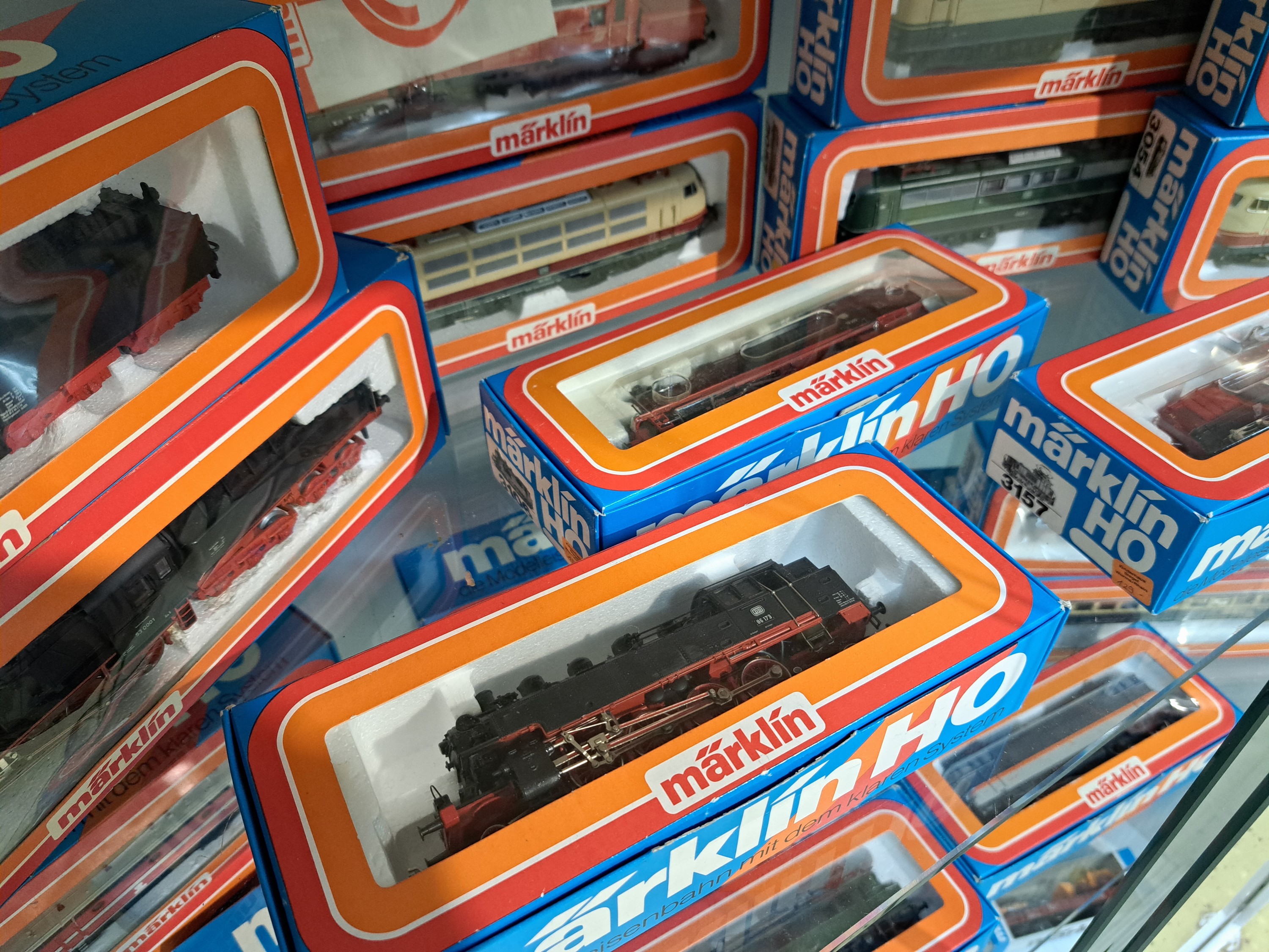 Detail d: Konvolut Modelleisenbahnen: Märklin Spur H0, Bj. Loks 1974-1986, Wägen 1975-1988, Diesel -/E-Loks 3041, 3049, 2x 3054, 3057, 3058, 3146, 3147, ...