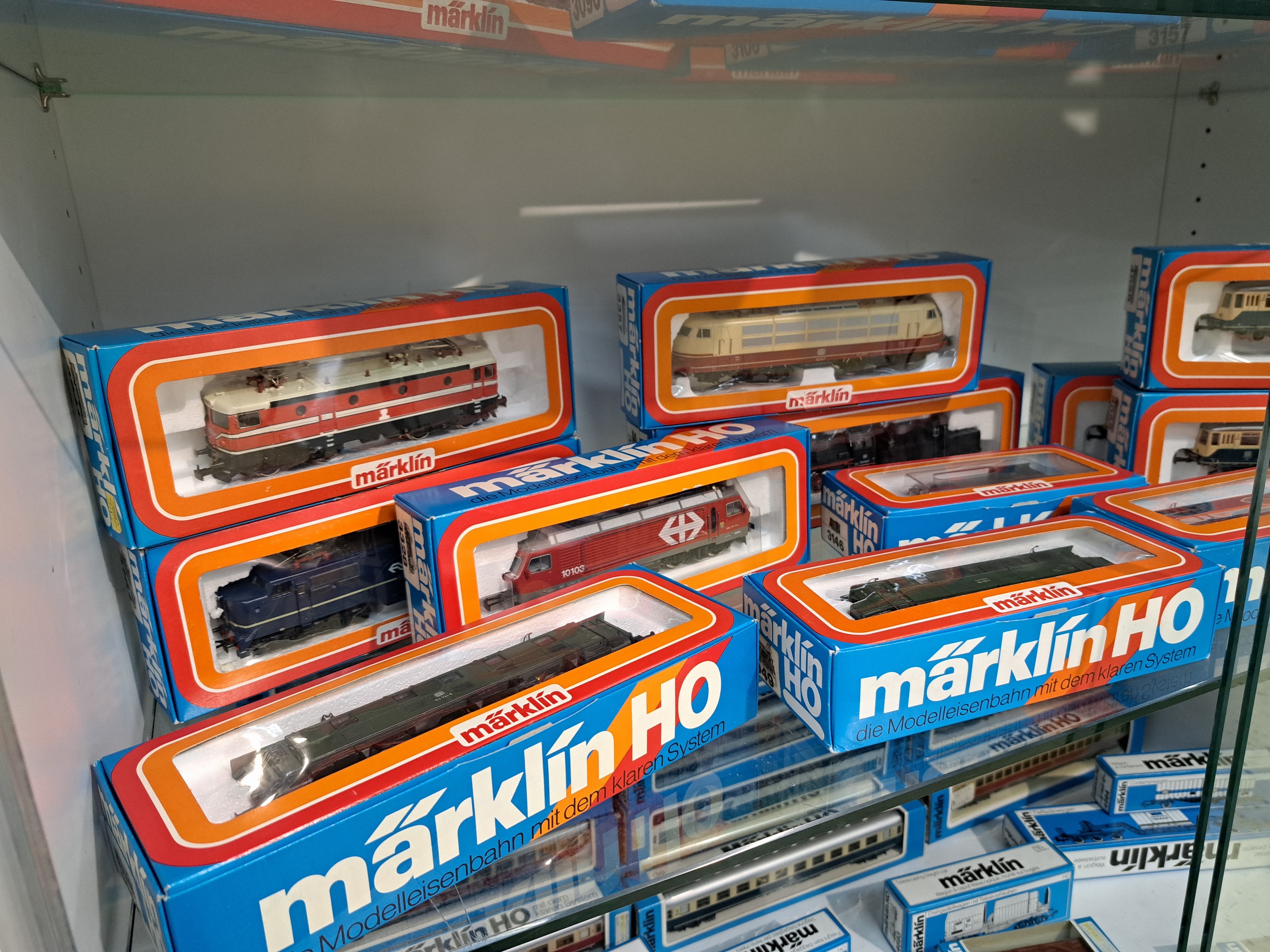 Detail e: Konvolut Modelleisenbahnen: Märklin Spur H0, Bj. Loks 1974-1986, Wägen 1975-1988, Diesel -/E-Loks 3041, 3049, 2x 3054, 3057, 3058, 3146, 3147, ...