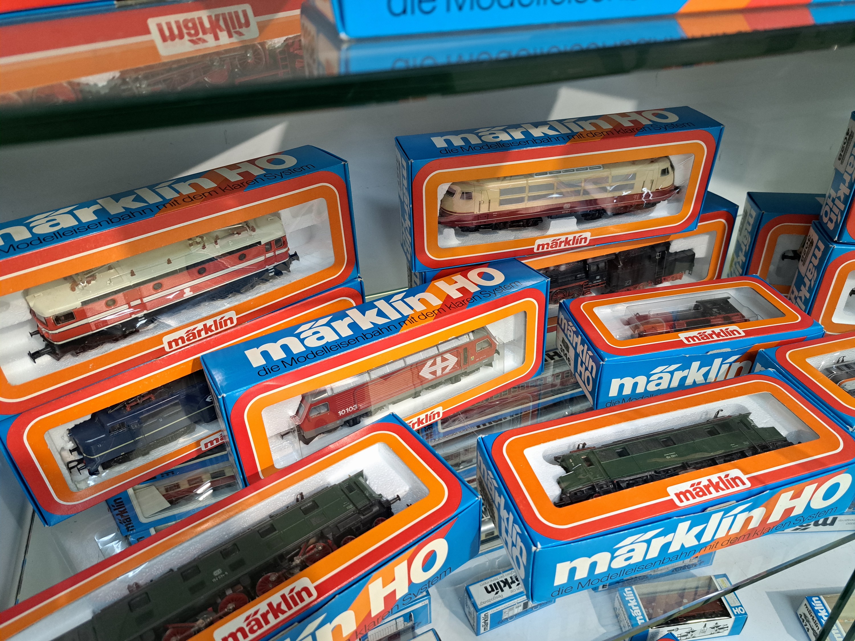 Detail f: Konvolut Modelleisenbahnen: Märklin Spur H0, Bj. Loks 1974-1986, Wägen 1975-1988, Diesel -/E-Loks 3041, 3049, 2x 3054, 3057, 3058, 3146, 3147, ...