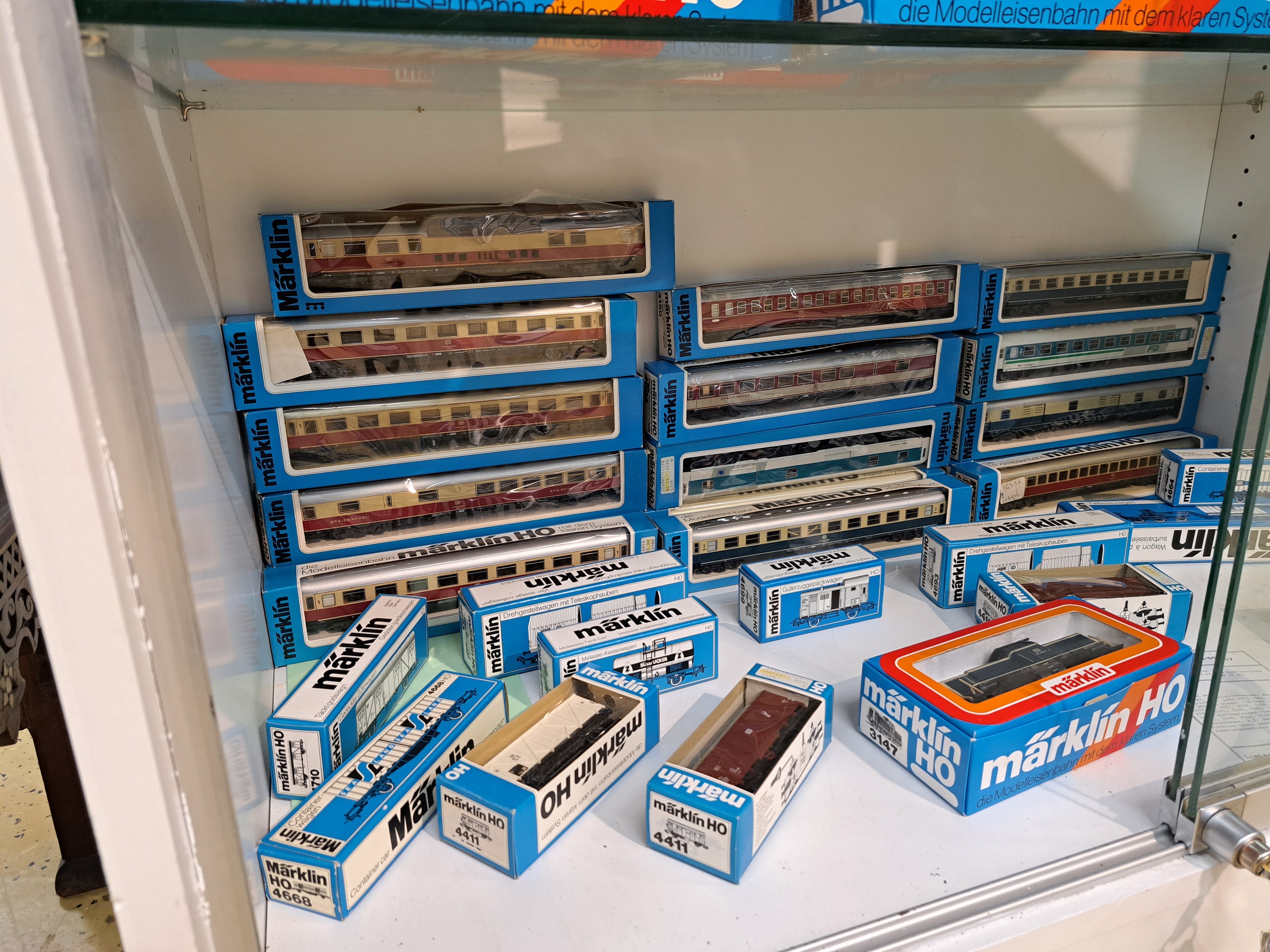 Detail g: Konvolut Modelleisenbahnen: Märklin Spur H0, Bj. Loks 1974-1986, Wägen 1975-1988, Diesel -/E-Loks 3041, 3049, 2x 3054, 3057, 3058, 3146, 3147, ...