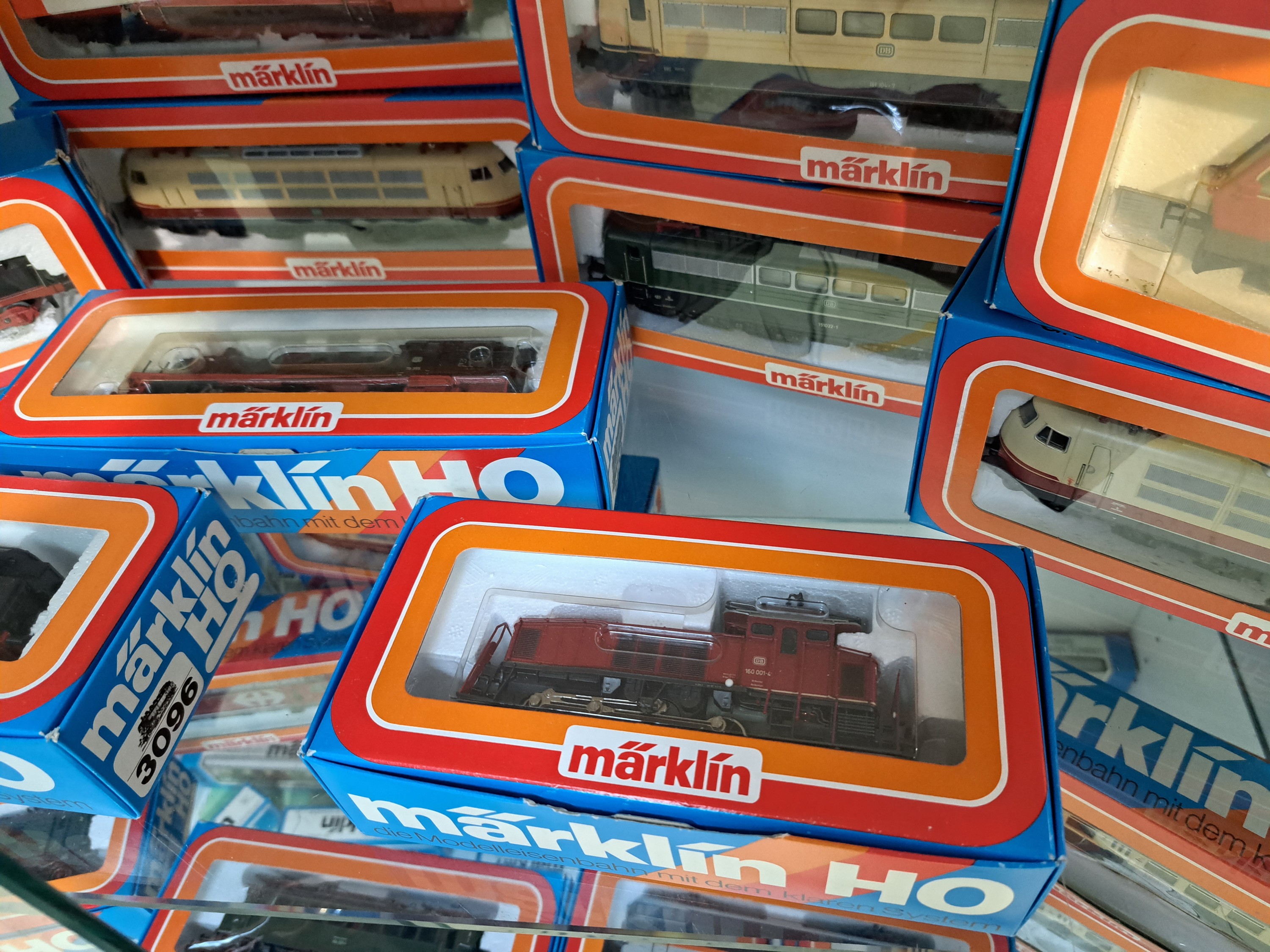 Detail j: Konvolut Modelleisenbahnen: Märklin Spur H0, Bj. Loks 1974-1986, Wägen 1975-1988, Diesel -/E-Loks 3041, 3049, 2x 3054, 3057, 3058, 3146, 3147, ...