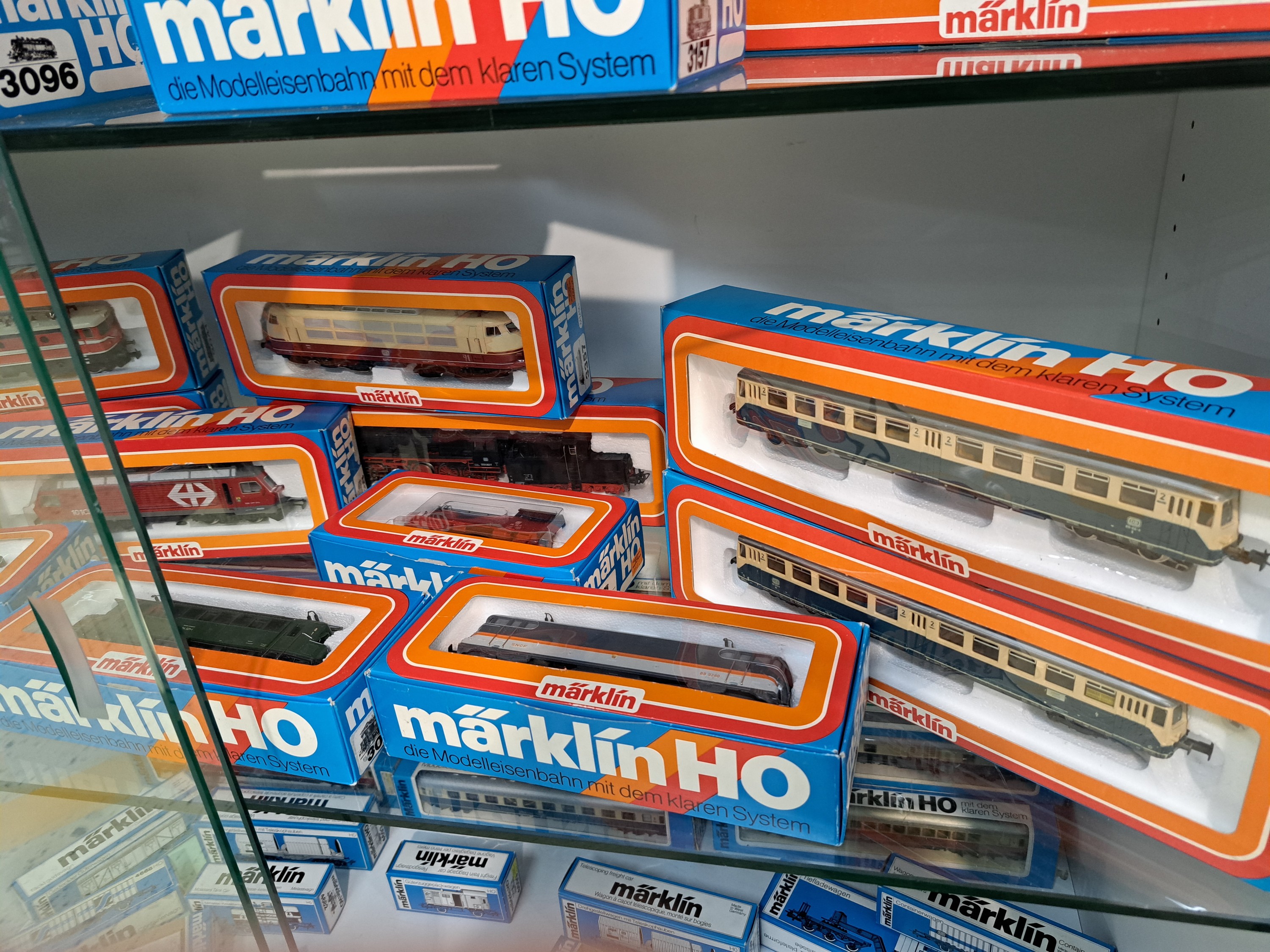 Detail k: Konvolut Modelleisenbahnen: Märklin Spur H0, Bj. Loks 1974-1986, Wägen 1975-1988, Diesel -/E-Loks 3041, 3049, 2x 3054, 3057, 3058, 3146, 3147, ...