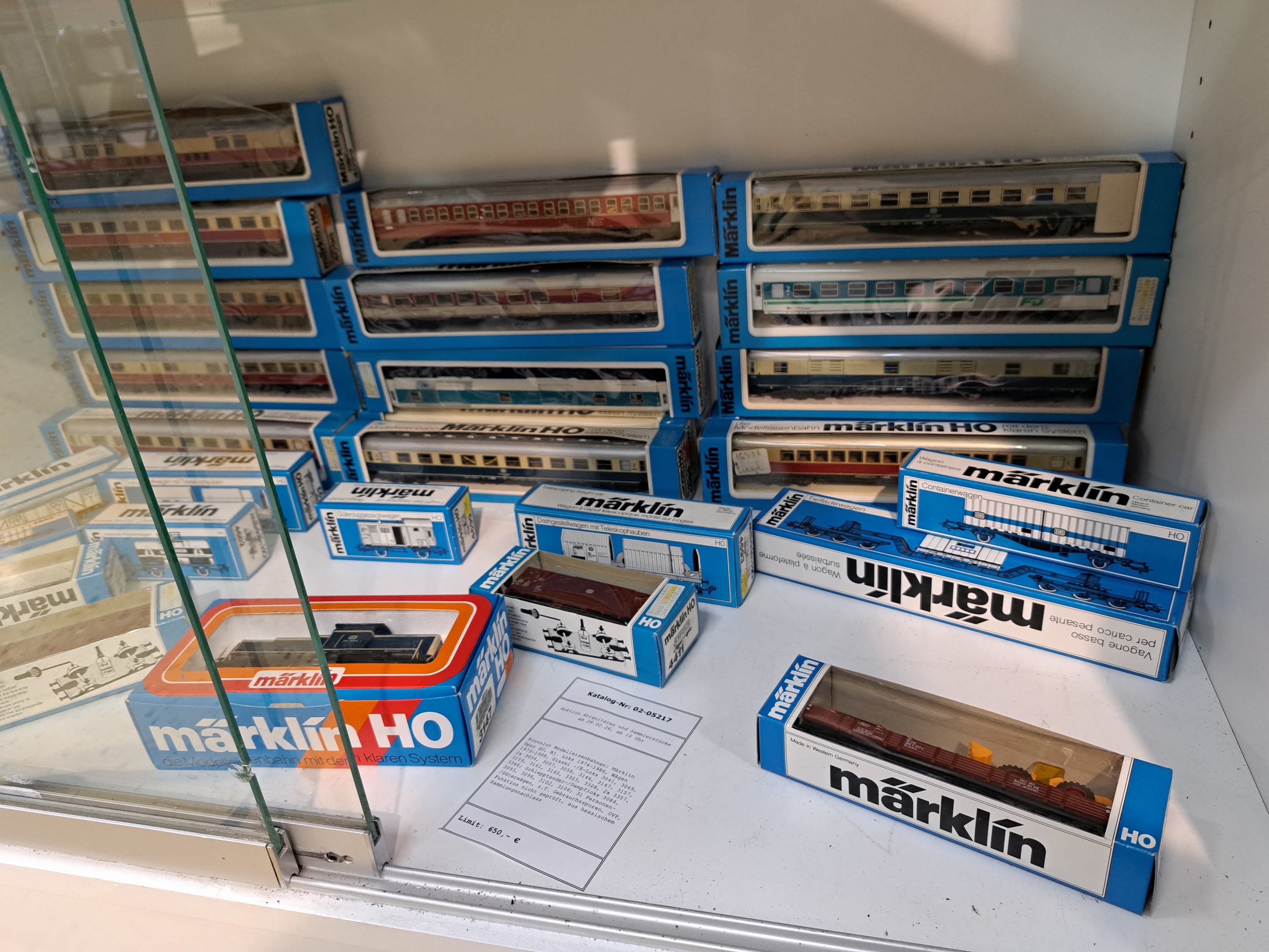 Detail l: Konvolut Modelleisenbahnen: Märklin Spur H0, Bj. Loks 1974-1986, Wägen 1975-1988, Diesel -/E-Loks 3041, 3049, 2x 3054, 3057, 3058, 3146, 3147, ...