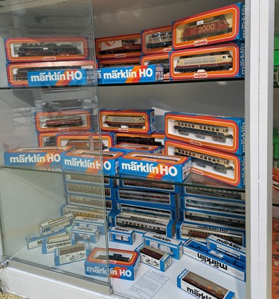 27045692a - Konvolut Modelleisenbahnen: Märklin Spur H0, Bj. Loks 1974-1986, Wägen 1975-1988, ...