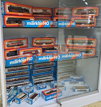 27045692b - Konvolut Modelleisenbahnen: Märklin Spur H0, Bj. Loks 1974-1986, Wägen 1975-1988, ...