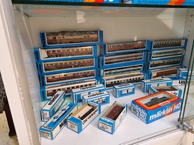 27045692g - Konvolut Modelleisenbahnen: Märklin Spur H0, Bj. Loks 1974-1986, Wägen 1975-1988, ...