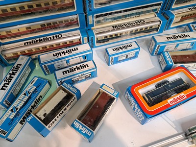 27045692h - Konvolut Modelleisenbahnen: Märklin Spur H0, Bj. Loks 1974-1986, Wägen 1975-1988, ...