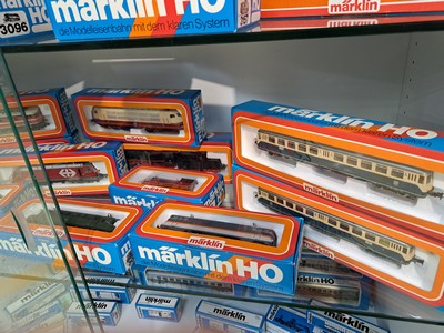 27045692k - Konvolut Modelleisenbahnen: Märklin Spur H0, Bj. Loks 1974-1986, Wägen 1975-1988, ...