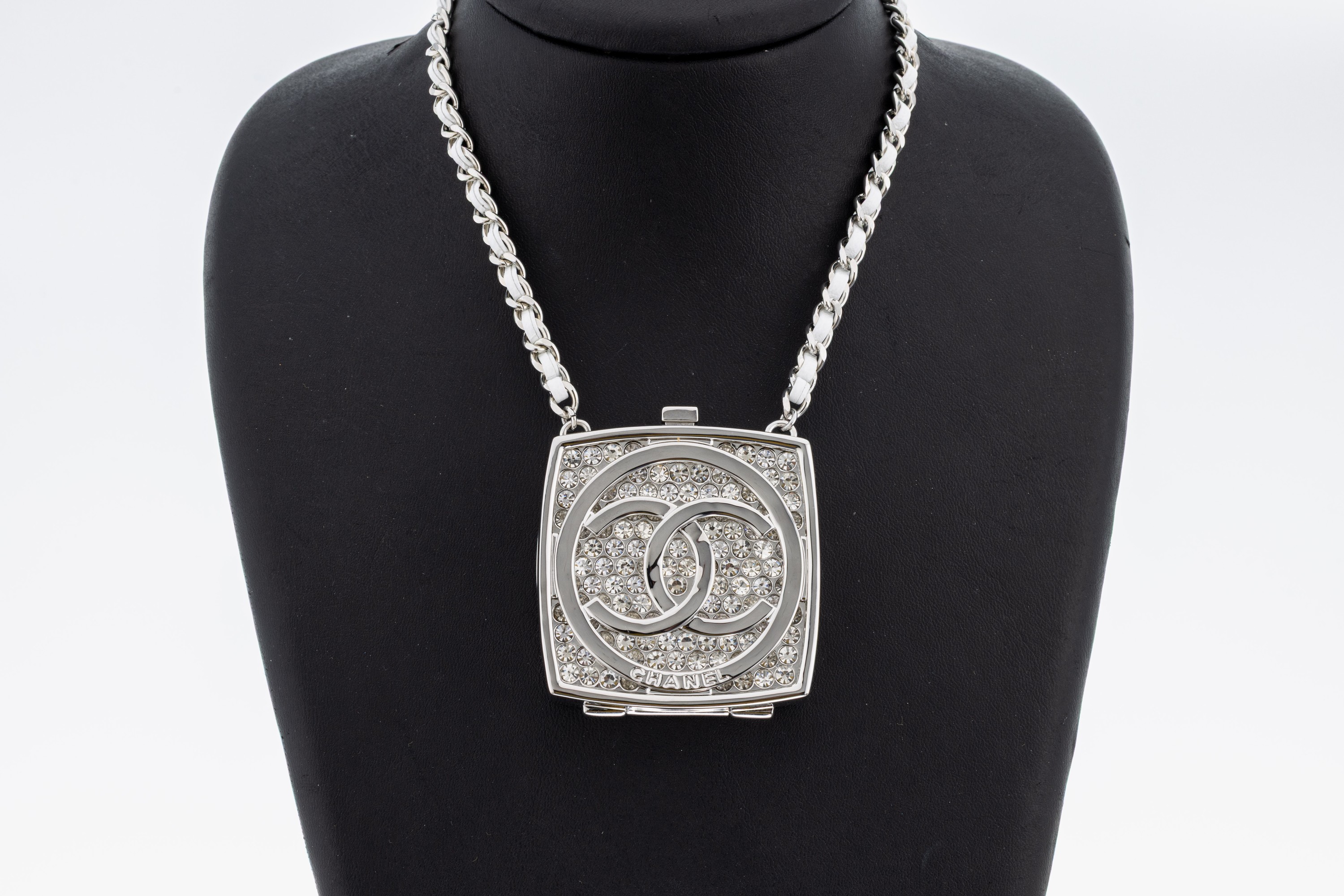 Detail a: Überlanges CHANEL Collier, Paris, Metall vers., Kette mit weißem Kalbslederband, L. ca.110 cm, crossbody tragbar, Täschchen ca. 4 x 4cm, ...