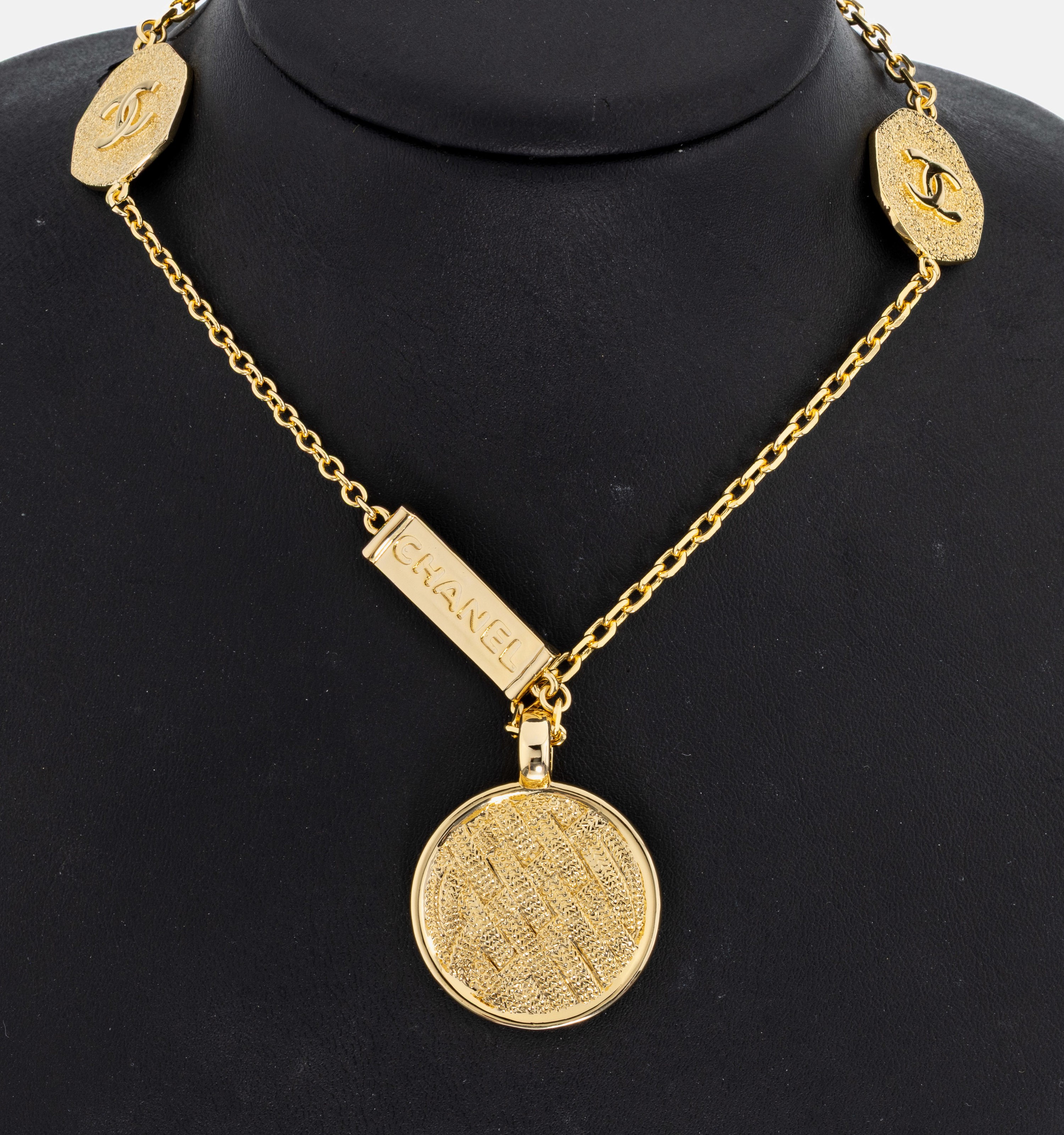 Detail a: CHANEL Collier, Paris, Metall verg., kreisförm. Anhänger mit CC-Emblem und Flechtmuster, Zwischenelemente in Form von Plaketten mit CC Emblemen, ...