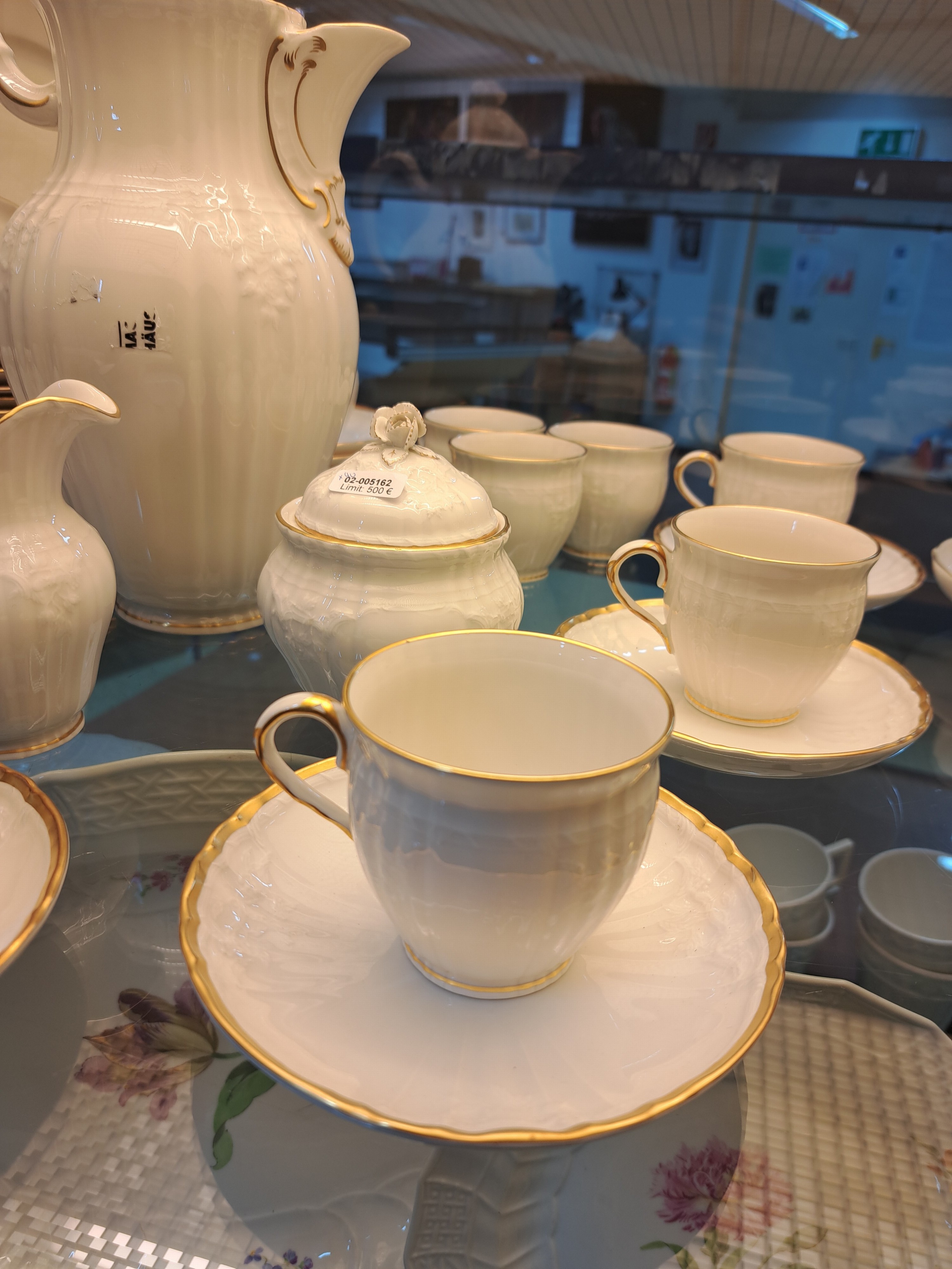 Detail a: Kaffeeservice für 12 Personen, KPM Berlin, Modell Rocaille, weiß mit Relief und Goldrand, Kaffeekanne, Zuckerdose, Milchkännchen, 12 Tassen mit ...