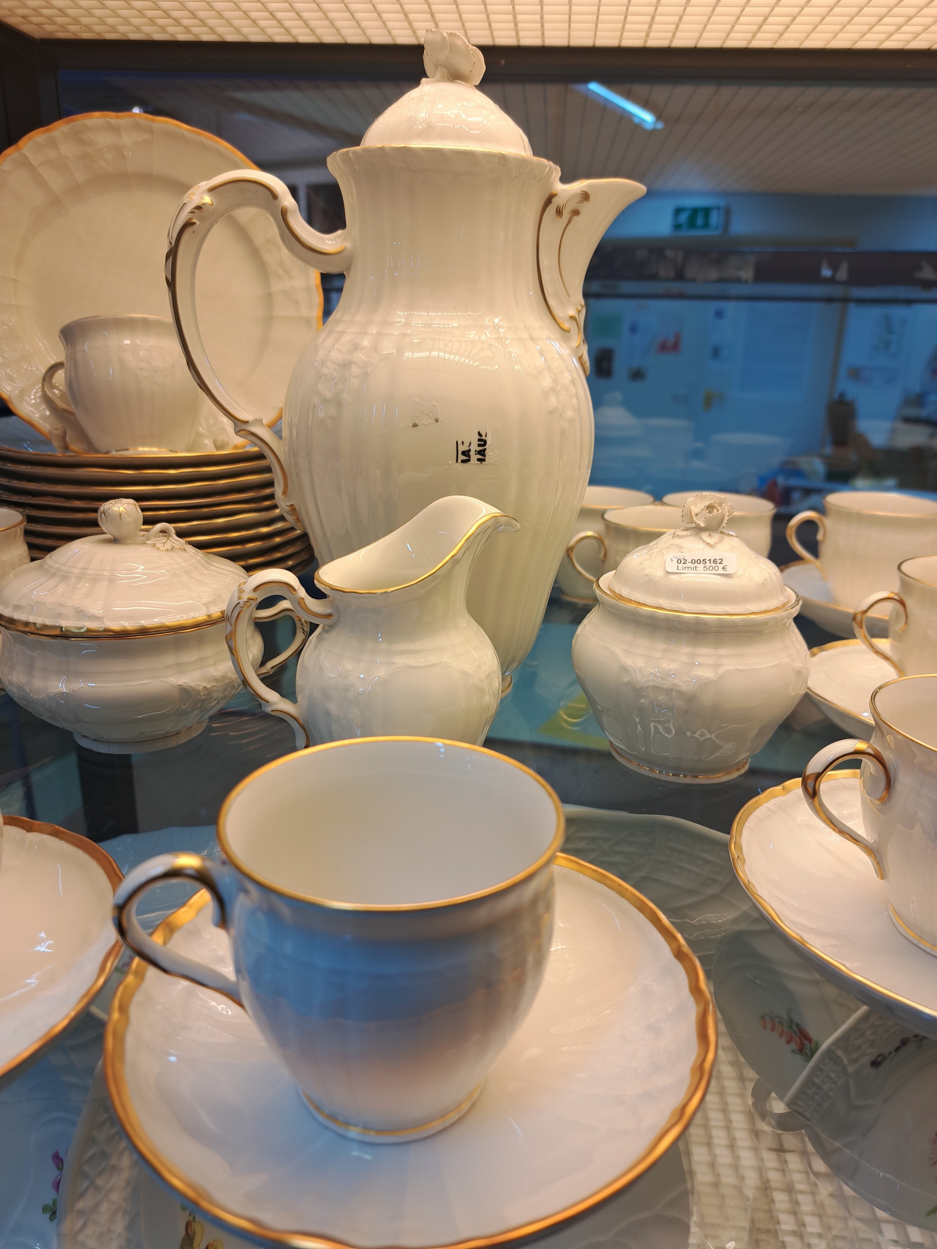 Detail b: Kaffeeservice für 12 Personen, KPM Berlin, Modell Rocaille, weiß mit Relief und Goldrand, Kaffeekanne, Zuckerdose, Milchkännchen, 12 Tassen mit ...