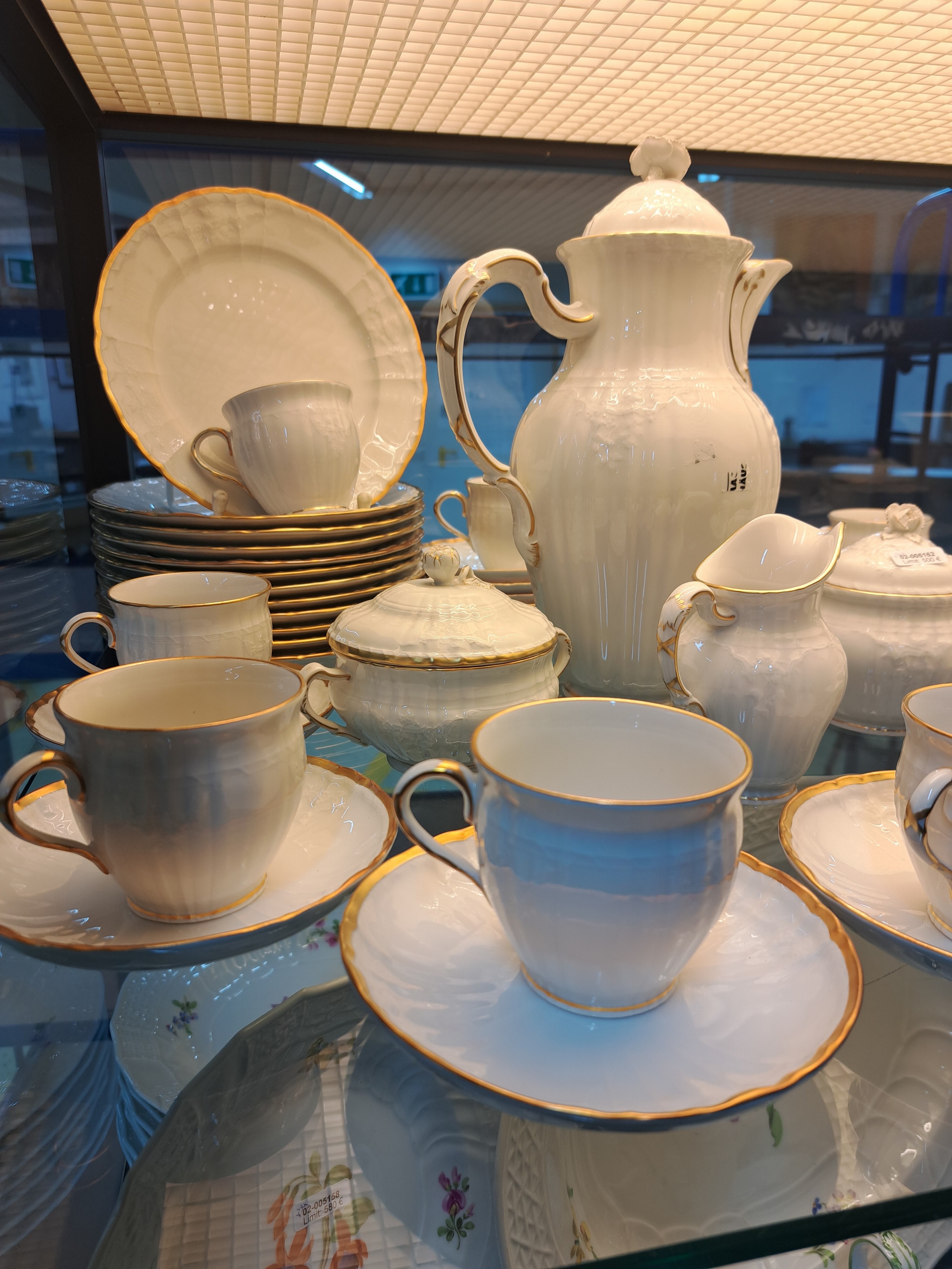 Detail c: Kaffeeservice für 12 Personen, KPM Berlin, Modell Rocaille, weiß mit Relief und Goldrand, Kaffeekanne, Zuckerdose, Milchkännchen, 12 Tassen mit ...