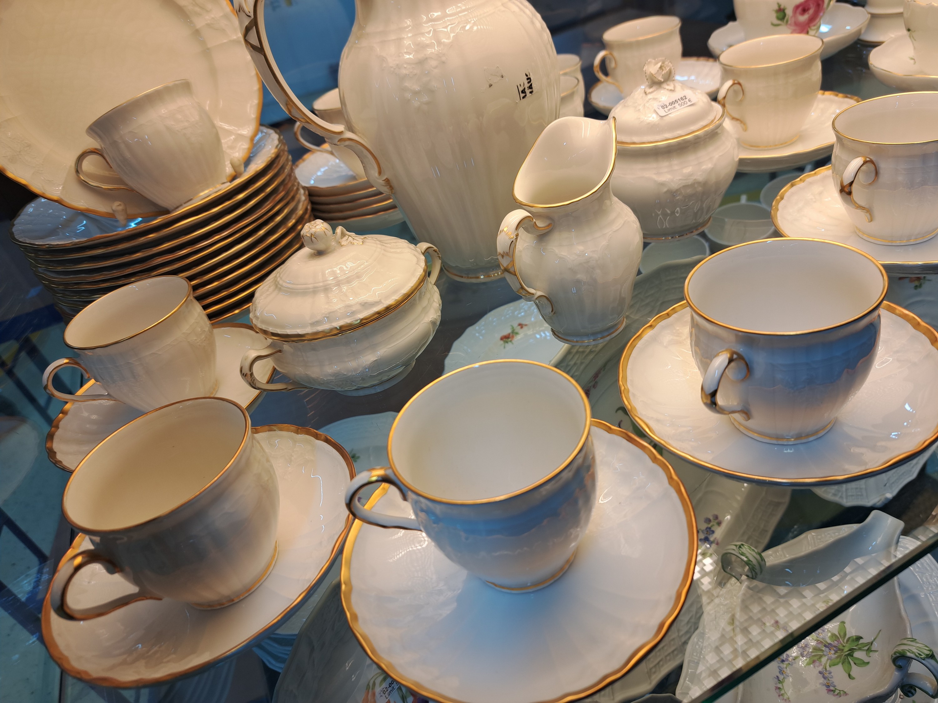 Detail d: Kaffeeservice für 12 Personen, KPM Berlin, Modell Rocaille, weiß mit Relief und Goldrand, Kaffeekanne, Zuckerdose, Milchkännchen, 12 Tassen mit ...