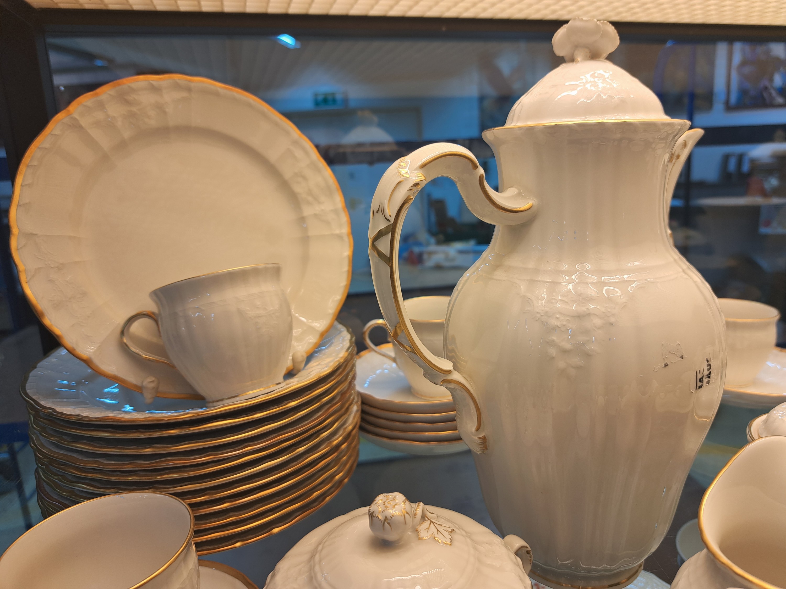 Detail e: Kaffeeservice für 12 Personen, KPM Berlin, Modell Rocaille, weiß mit Relief und Goldrand, Kaffeekanne, Zuckerdose, Milchkännchen, 12 Tassen mit ...