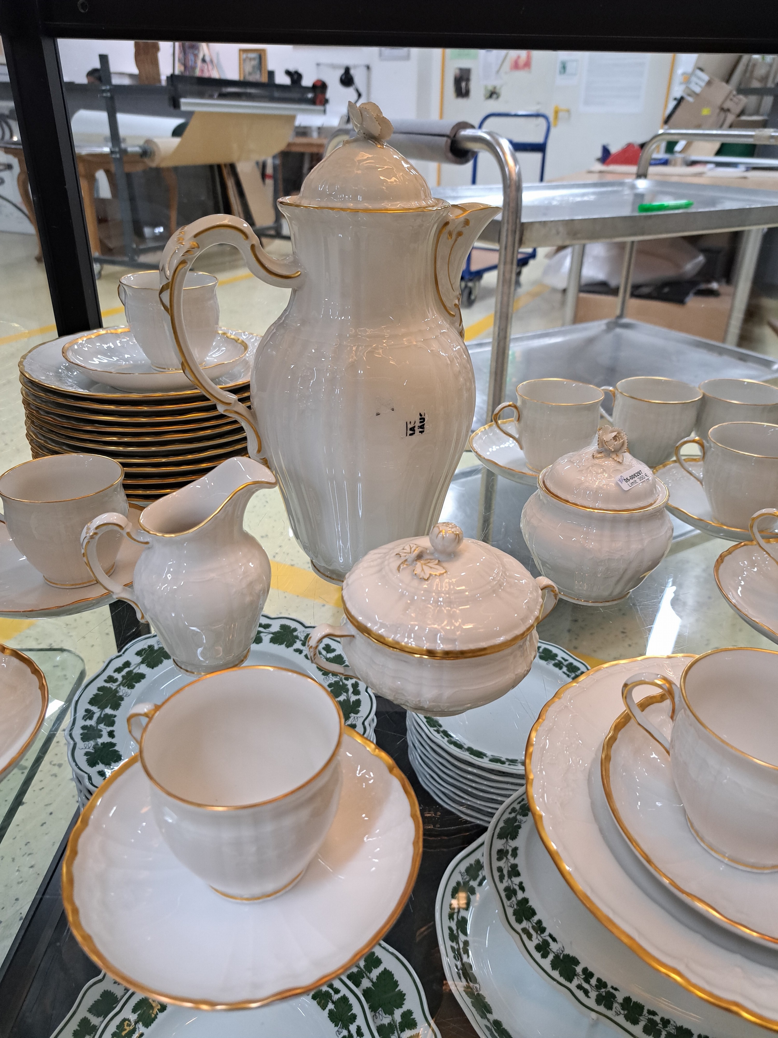 Detail g: Kaffeeservice für 12 Personen, KPM Berlin, Modell Rocaille, weiß mit Relief und Goldrand, Kaffeekanne, Zuckerdose, Milchkännchen, 12 Tassen mit ...