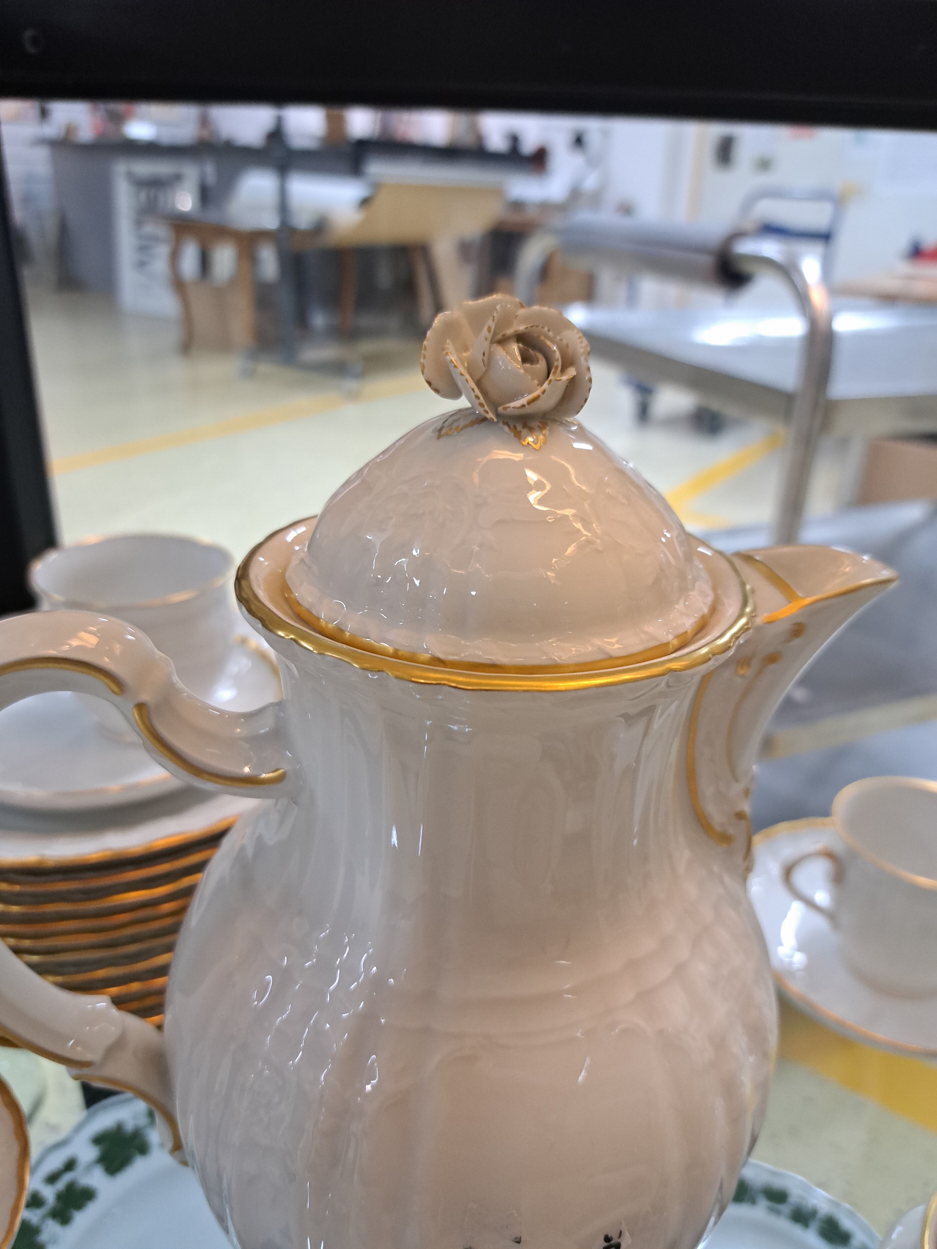 Detail h: Kaffeeservice für 12 Personen, KPM Berlin, Modell Rocaille, weiß mit Relief und Goldrand, Kaffeekanne, Zuckerdose, Milchkännchen, 12 Tassen mit ...