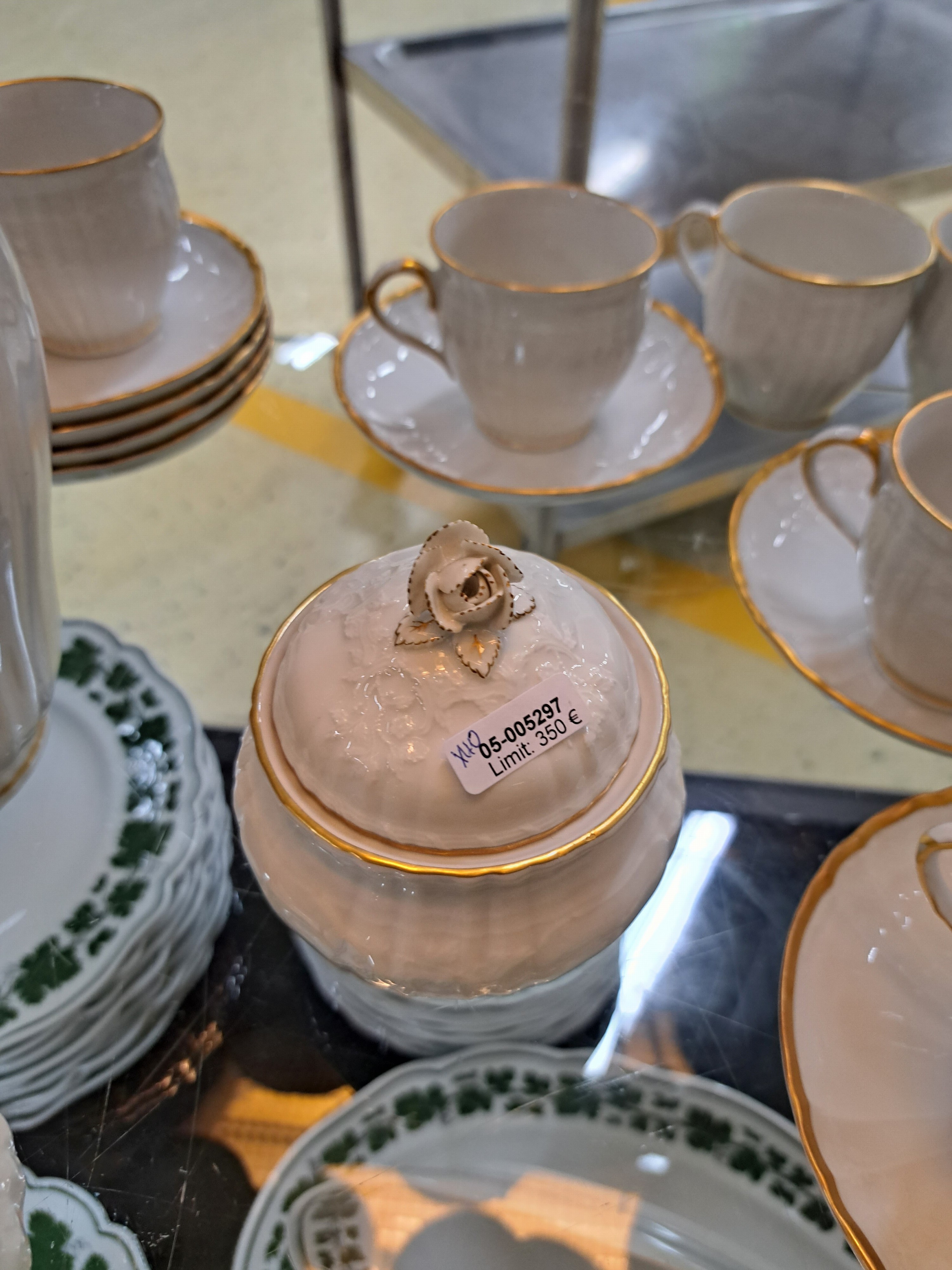Detail i: Kaffeeservice für 12 Personen, KPM Berlin, Modell Rocaille, weiß mit Relief und Goldrand, Kaffeekanne, Zuckerdose, Milchkännchen, 12 Tassen mit ...
