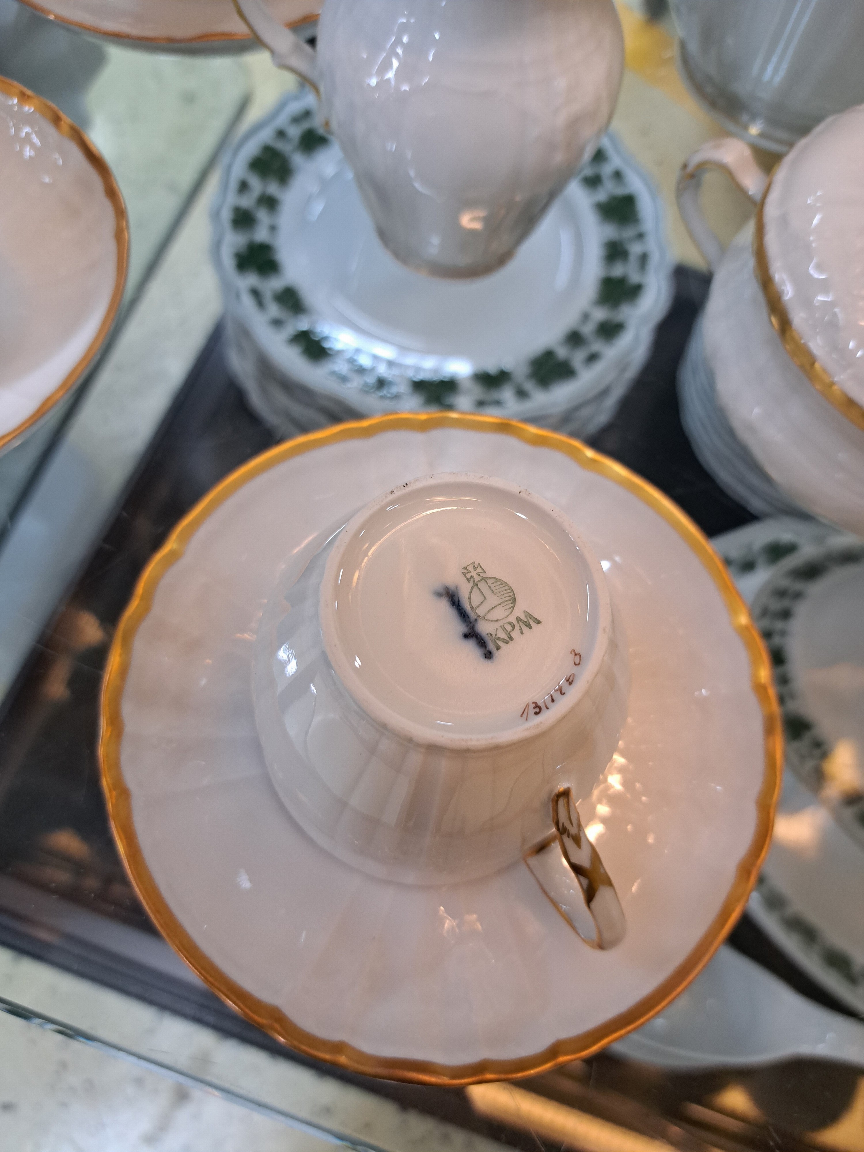 Detail j: Kaffeeservice für 12 Personen, KPM Berlin, Modell Rocaille, weiß mit Relief und Goldrand, Kaffeekanne, Zuckerdose, Milchkännchen, 12 Tassen mit ...