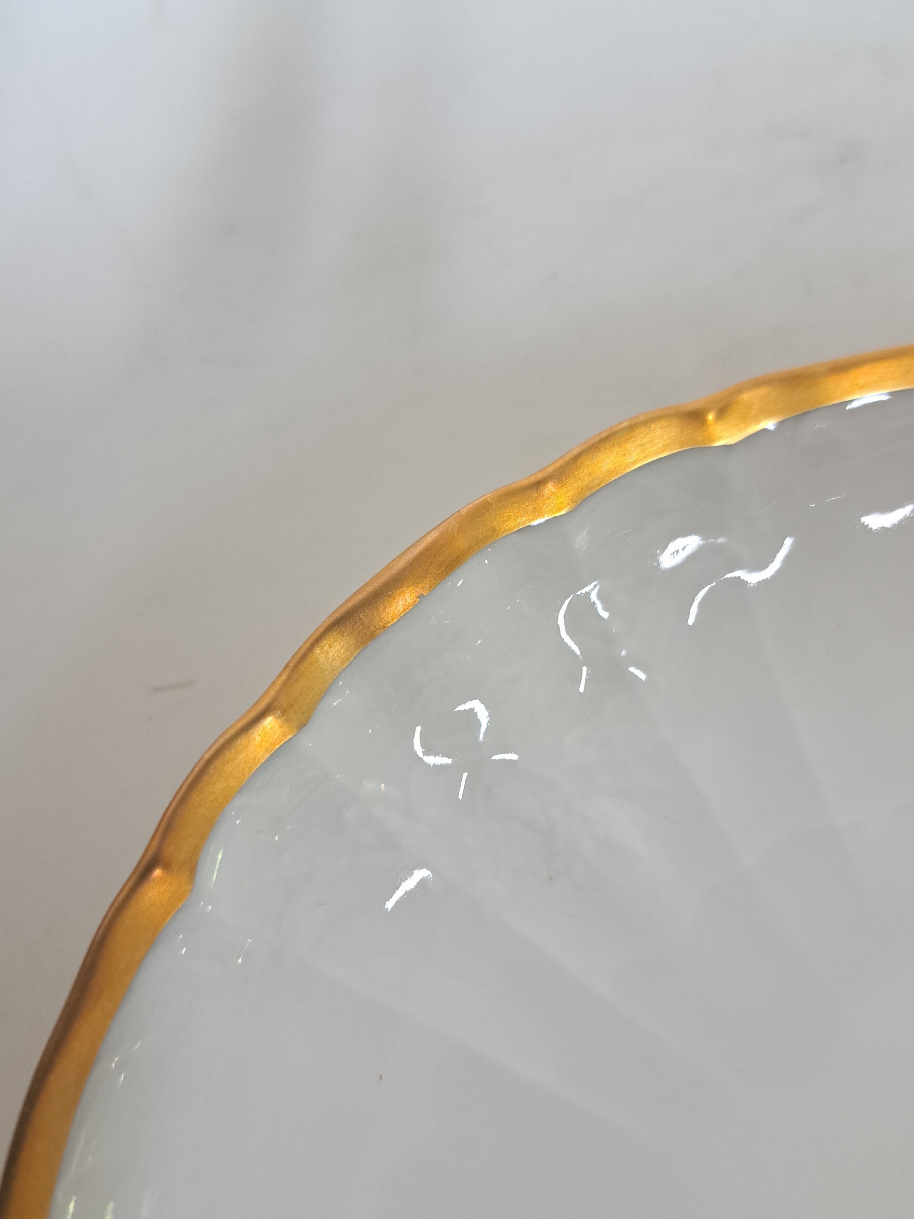 Detail m: Kaffeeservice für 12 Personen, KPM Berlin, Modell Rocaille, weiß mit Relief und Goldrand, Kaffeekanne, Zuckerdose, Milchkännchen, 12 Tassen mit ...